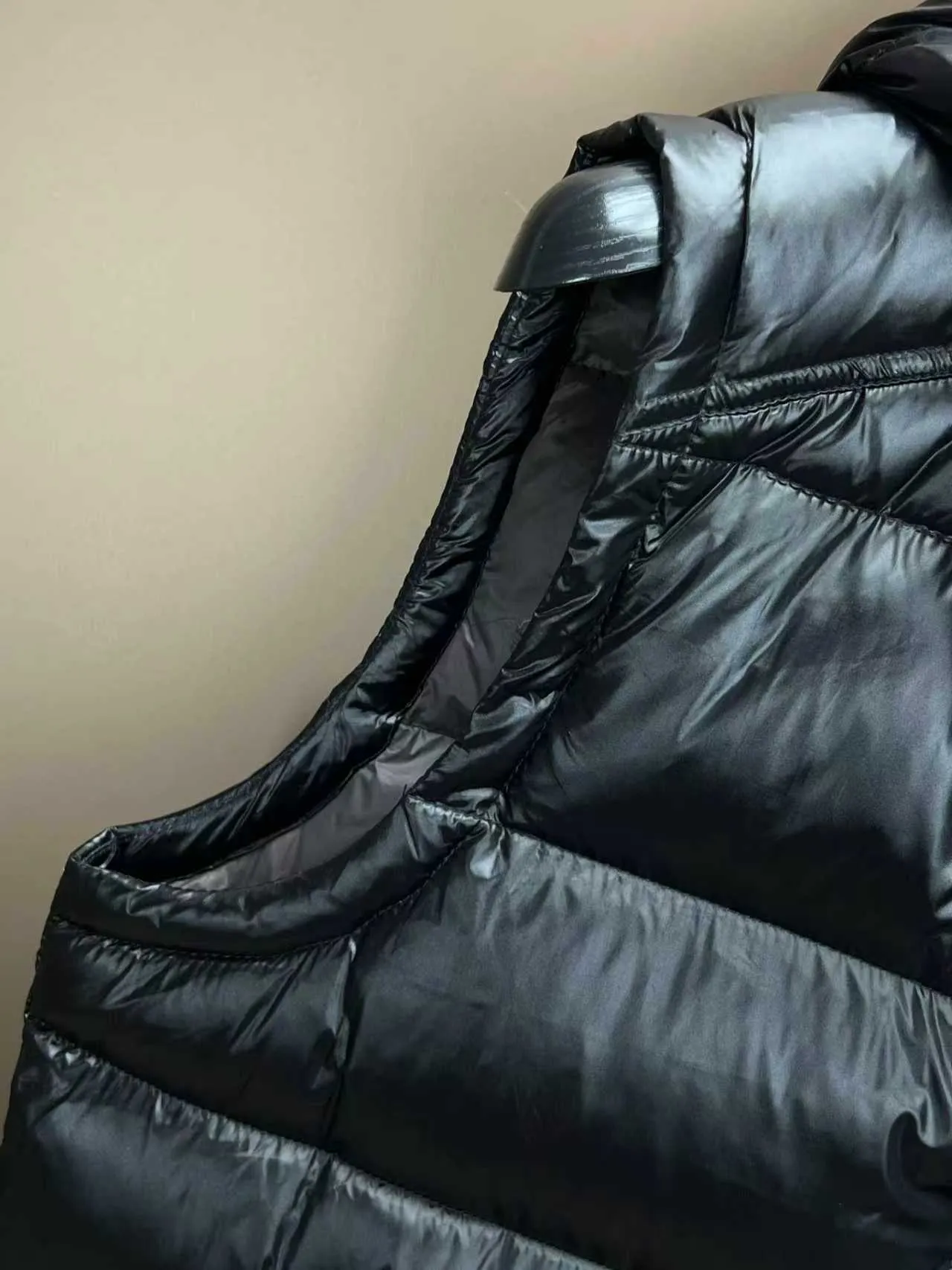 P540 🆕❤️2️⃣0️⃣2️⃣4️⃣The latest counter update moncler upgrades the new Bor me s down vest [love] This vest is made of iconic shiny lacquered nylon, the classic rectangular seams make it stand out ✨✨✨ provides excellent protection and warmth, the two-way zipper placket is matched with the Moncler logo style pull. There is also a detachable cap with snap buttons and an elastic drawstring [Rose] [Rose] It’s full of details! Versatile, upper-body effect stir-fried chicken stick! 👍🏻 Color: black (grey lining) Size: 1-7
