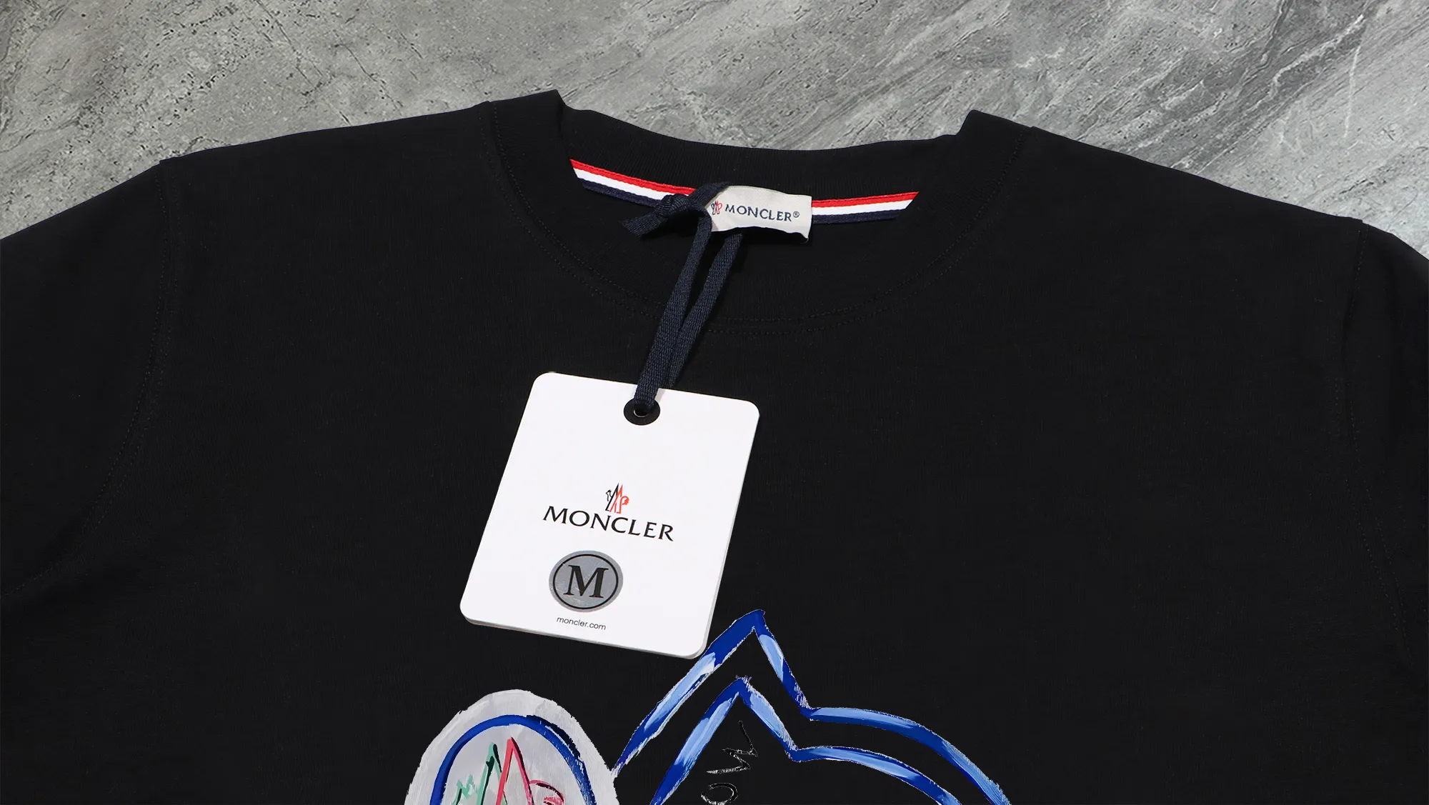 P140 💰Upgraded version "Mobile phone smart sensor ~ NFC chip armband ~ direct access to the official website for anti-counterfeiting" "Moncler ~ Mouth Mouth" 2025 new high-quality round neck short-sleeved T-shirt. The cuffs have imported embroidered labels. Customized dyeing, very comfortable to touch. Super versatile and good-looking short-sleeved. Complete with three labels. Non-market ordinary version. Feel free to compare. Quality is absolutely guaranteed! ‼ First of all, this original fabric is all custom-woven with 32-count double yarn fabric, 250G, and the weight is the same‼ Fine workmanship, double waistcoat method, double waistcoat method, double waistcoat method makes the whole dress more three-dimensional, which is not a craft that ordinary T-shirts can achieve🤪 Size: S-M-L-XL-2XL Color: black, white, apricot, same style for men and women