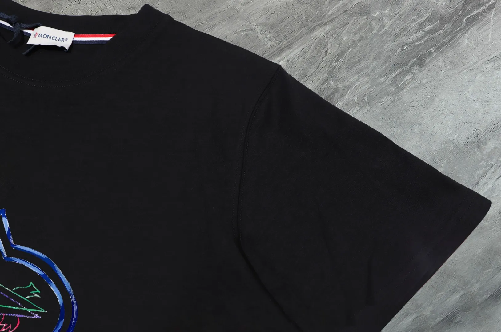 P140 💰Upgraded version "Mobile phone smart sensor ~ NFC chip armband ~ direct access to the official website for anti-counterfeiting" "Moncler ~ Mouth Mouth" 2025 new high-quality round neck short-sleeved T-shirt. The cuffs have imported embroidered labels. Customized dyeing, very comfortable to touch. Super versatile and good-looking short-sleeved. Complete with three labels. Non-market ordinary version. Feel free to compare. Quality is absolutely guaranteed! ‼ First of all, this original fabric is all custom-woven with 32-count double yarn fabric, 250G, and the weight is the same‼ Fine workmanship, double waistcoat method, double waistcoat method, double waistcoat method makes the whole dress more three-dimensional, which is not a craft that ordinary T-shirts can achieve🤪 Size: S-M-L-XL-2XL Color: black, white, apricot, same style for men and women