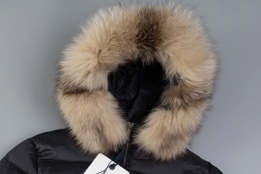 P960 Ceiling fox fur version MONCLER/moner hermifur series women's short heavy-crafted nylon down jacket. Jumpsuit hood with detachable fox fox real fur collar, plated hardware die-cast zipper and invisible snap button front placket. Comes with original color belt and three-level snap button, which can be freely adjusted. There are four internal seams on both sides of the tension beam above the waist, making the waist slimmer and not bloated. Double-layer flap pockets with black painted snap buttons. All colors are matched with original color belts, three-level snap buttons, and the elasticity can be adjusted freely. The fabric is soft and comfortable, the velvet has good fluffiness, and the slim fit upper body is light, neat, warm, and not bloated. Color: white black