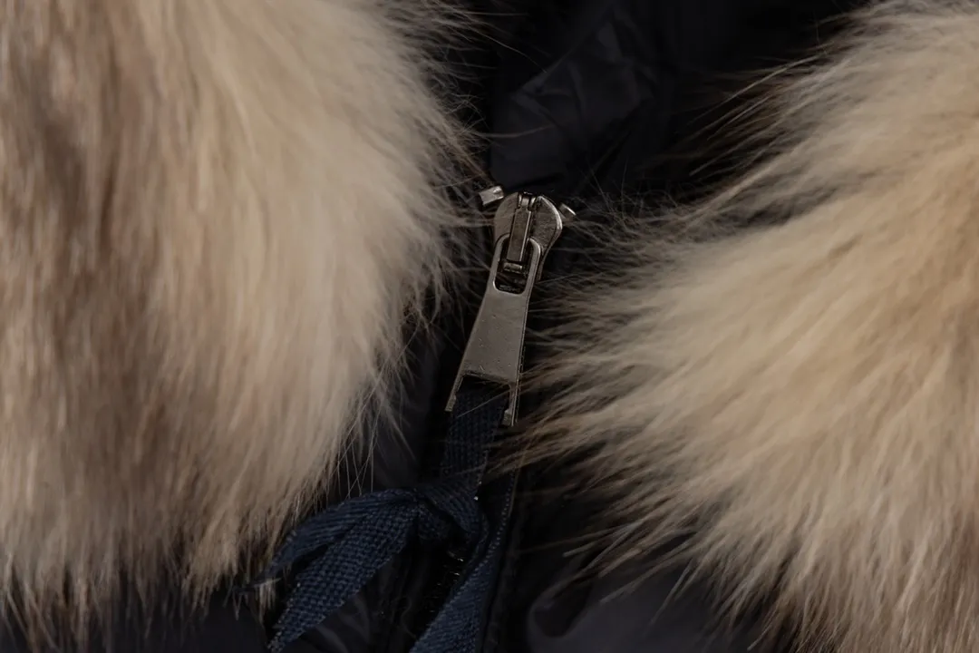 P960 Ceiling fox fur version MONCLER/moner hermifur series women's short heavy-crafted nylon down jacket. Jumpsuit hood with detachable fox fox real fur collar, plated hardware die-cast zipper and invisible snap button front placket. Comes with original color belt and three-level snap button, which can be freely adjusted. There are four internal seams on both sides of the tension beam above the waist, making the waist slimmer and not bloated. Double-layer flap pockets with black painted snap buttons. All colors are matched with original color belts, three-level snap buttons, and the elasticity can be adjusted freely. The fabric is soft and comfortable, the velvet has good fluffiness, and the slim fit upper body is light, neat, warm, and not bloated. Color: white black