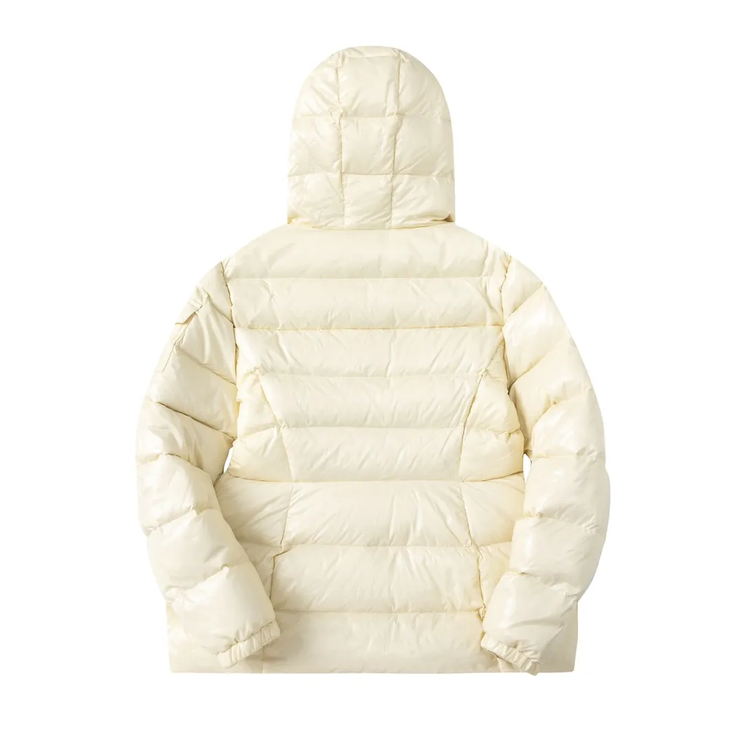 P780 💎The highest version💎 Moncler/hooded and waisted women's short down jacket. The down jacket has both feminine temperament and practical functions, reinterpreting the aesthetic style of the 1970s for modern women. The barante down jacket is made from lustrous nylon and is inspired by the 1970s. It adopts a waist design and presents an A-line silhouette, highlighting a feminine style. An adjustable hood and signature logo patch add finishing touches. Details · Made of lon laqué fabric · lon laqué lining · Filled with down · Adjustable hood · Zipper and snap closure · Suit pocket · Adjustable cuffs Color: black/beige/pink size:0/1/2/3