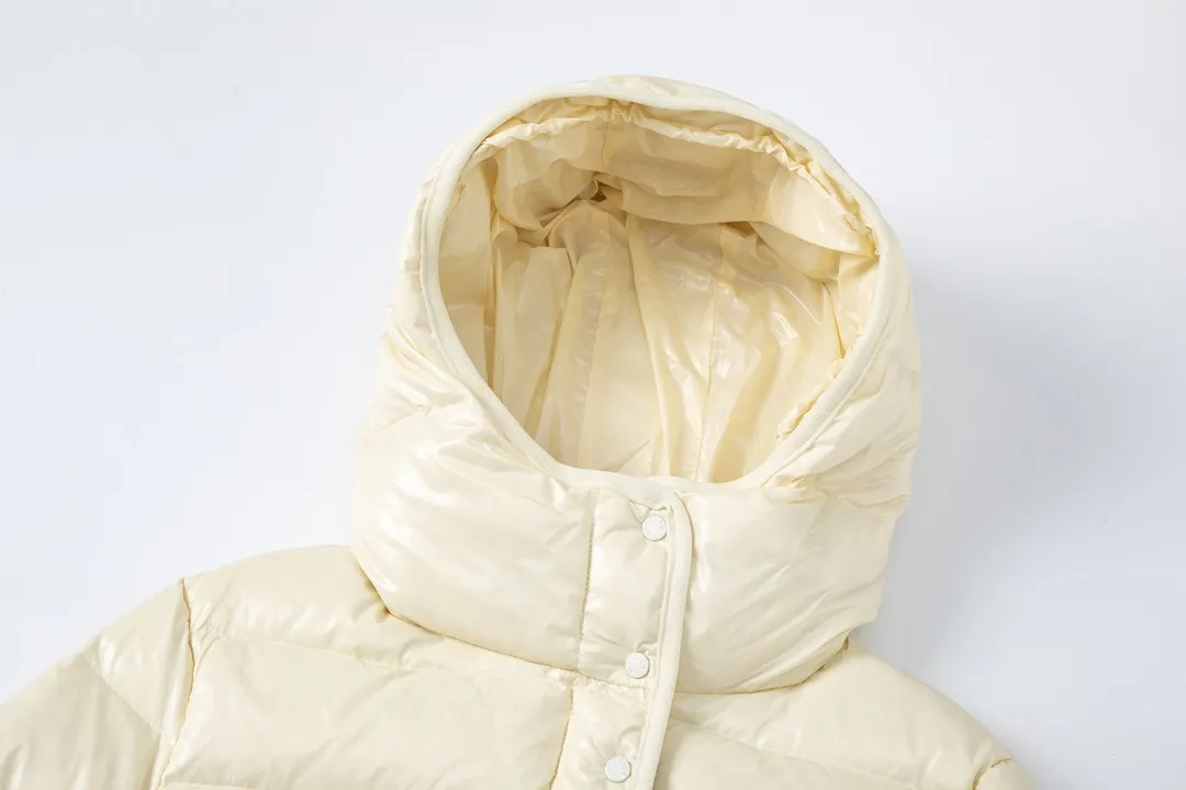 P780 💎The highest version💎 Moncler/hooded and waisted women's short down jacket. The down jacket has both feminine temperament and practical functions, reinterpreting the aesthetic style of the 1970s for modern women. The barante down jacket is made from lustrous nylon and is inspired by the 1970s. It adopts a waist design and presents an A-line silhouette, highlighting a feminine style. An adjustable hood and signature logo patch add finishing touches. Details · Made of lon laqué fabric · lon laqué lining · Filled with down · Adjustable hood · Zipper and snap closure · Suit pocket · Adjustable cuffs Color: black/beige/pink size:0/1/2/3
