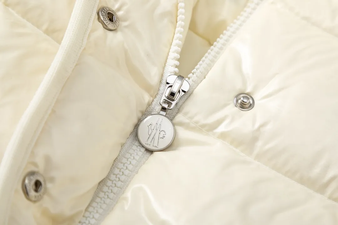 P780 💎The highest version💎 Moncler/hooded and waisted women's short down jacket. The down jacket has both feminine temperament and practical functions, reinterpreting the aesthetic style of the 1970s for modern women. The barante down jacket is made from lustrous nylon and is inspired by the 1970s. It adopts a waist design and presents an A-line silhouette, highlighting a feminine style. An adjustable hood and signature logo patch add finishing touches. Details · Made of lon laqué fabric · lon laqué lining · Filled with down · Adjustable hood · Zipper and snap closure · Suit pocket · Adjustable cuffs Color: black/beige/pink size:0/1/2/3