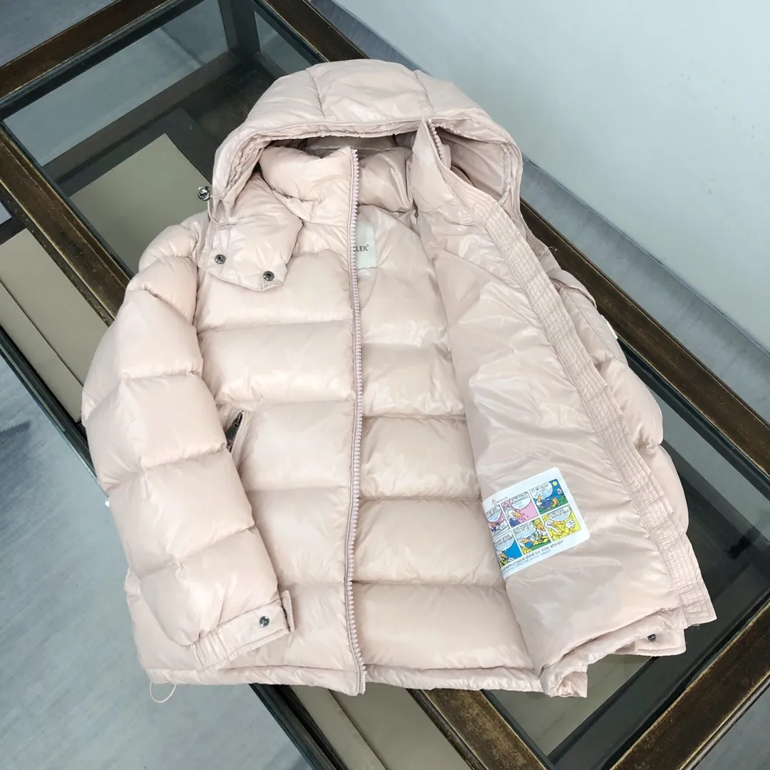 P740 (Higher version, pink for men and women) MONCLER Men's classic MAYA velvet and thickened upgraded version down jacket, all made of 95 velvet, 📢 The MON family must release a single product every year. Many celebrities have had the same style on the street. It has a slim fit, three-dimensional tailoring of shoulders, flap pockets on the sleeves and arms, and the free conversion of hood collar and stand-up collar. These characteristic elements have been retained, but this season's MAYA has obviously upgraded in color matching. Every color is outstanding in the classic color system. It is filled with 90 white duck down, which is as warm as ever. Color and size: classic black (black bottom) Gray bottom 1-6) Pink (0-3) White (1-5) Gray (1-5) Avocado green (1-5) Midnight blue (1-6) Olive green (1-6)