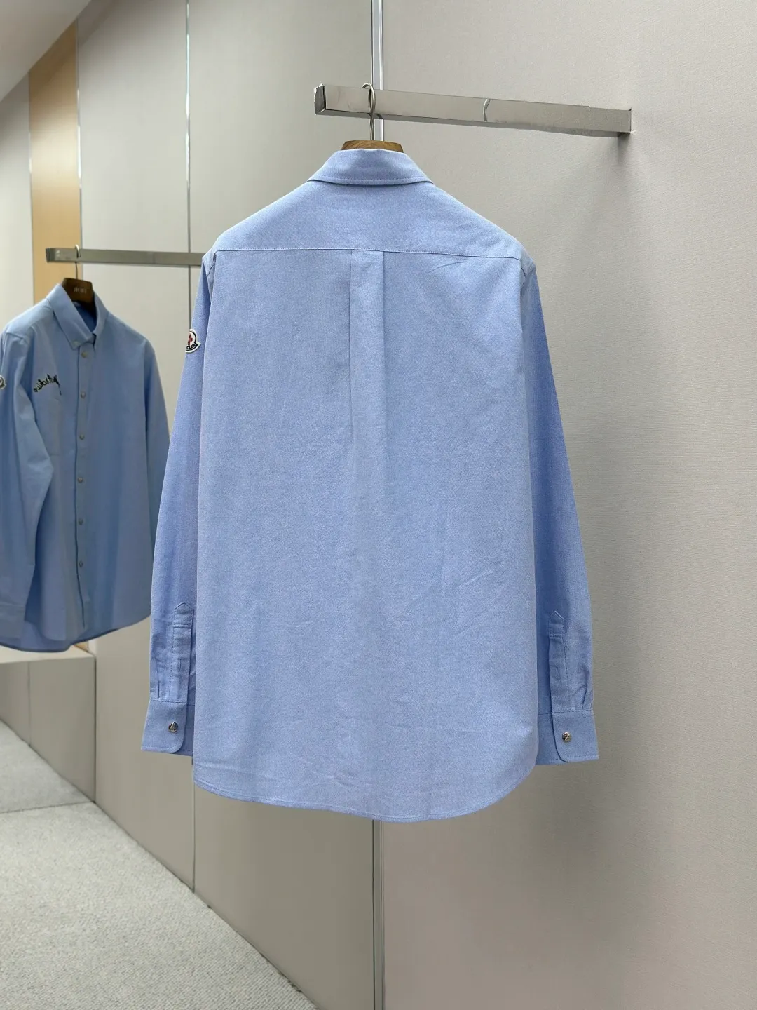 P420 Moncler logo embroidered Oxford cotton shirt. Custom-dyed moire pure cotton Oxford fabric. Soft and delicate like clouds. Use foggy gray tones of light blue as the pen to write the elegant color philosophy of the mountains on the pure cotton fabric. Taken from nature, higher than natural tonal design. The Moncler Archive embroidery embellishment on the chest. The seemingly casual handwriting embroidery is actually Moncler's attitude towards the brand. Find a balance between relaxation and stiffness. Every step is like interpreting the dance of the human body and clothing. Process 1: Adopting imported machine embroidery technology, using advanced computer control systems and precision mechanical components to achieve Moncler embroidery operations with high precision and smooth and delicate lines. Process 2: The fabrics are sand washed and have a better hand feel. Not easy to deform, not easy to shrink, not easy to fade, and maintain long-term beauty. Accessories: Customized Moncler snap buttons Customized Moncler buttons Customized Moncler trademark Version: Loose version Size: S M L XL