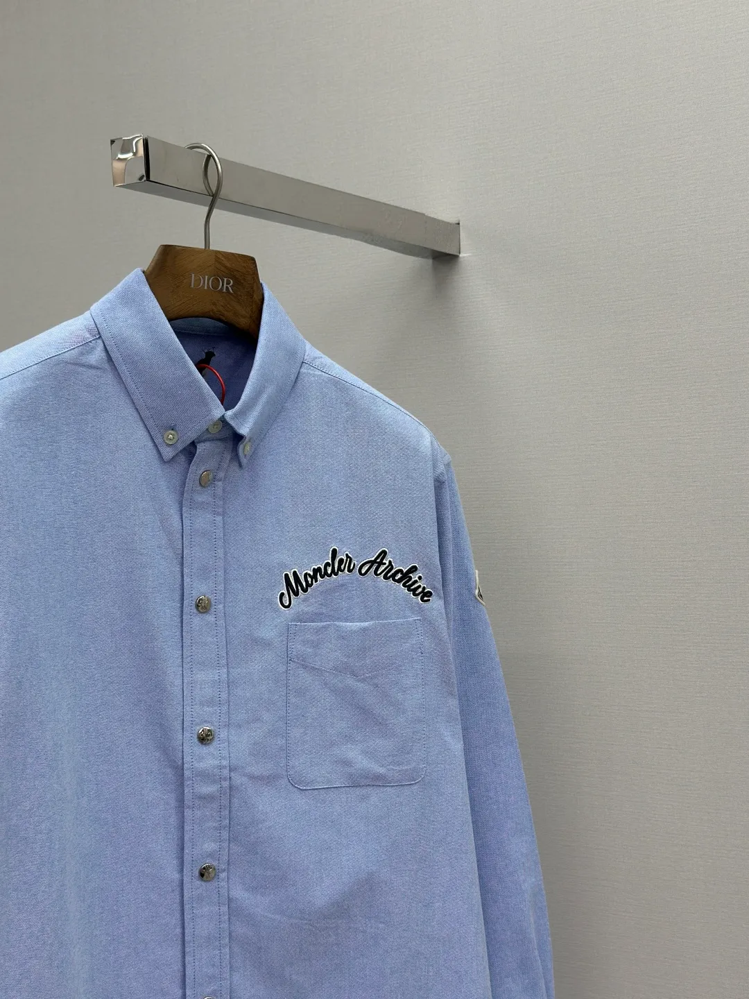P420 Moncler logo embroidered Oxford cotton shirt. Custom-dyed moire pure cotton Oxford fabric. Soft and delicate like clouds. Use foggy gray tones of light blue as the pen to write the elegant color philosophy of the mountains on the pure cotton fabric. Taken from nature, higher than natural tonal design. The Moncler Archive embroidery embellishment on the chest. The seemingly casual handwriting embroidery is actually Moncler's attitude towards the brand. Find a balance between relaxation and stiffness. Every step is like interpreting the dance of the human body and clothing. Process 1: Adopting imported machine embroidery technology, using advanced computer control systems and precision mechanical components to achieve Moncler embroidery operations with high precision and smooth and delicate lines. Process 2: The fabrics are sand washed and have a better hand feel. Not easy to deform, not easy to shrink, not easy to fade, and maintain long-term beauty. Accessories: Customized Moncler snap buttons Customized Moncler buttons Customized Moncler trademark Version: Loose version Size: S M L XL