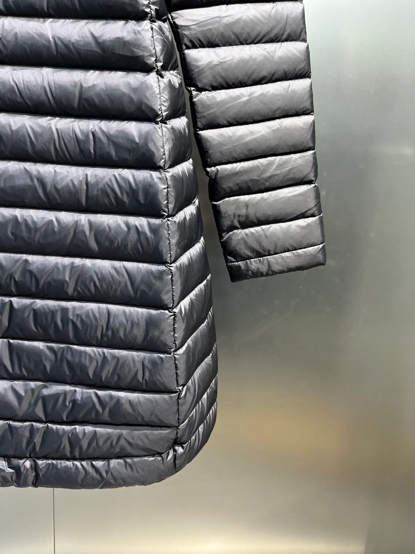 P1060 moncler premium down jacket 🌟 The latest style of waisted hooded lightweight long down jacket in autumn and winter 🖤Customized and developed hardware accessories, all details are fully processed. The waist is perfectly shaped and the upper body effect is great. A must-have for goddesses. Versatility, fashionable and handsome. National standard 90 white goose down filling. Memory silk fabric texture is upright and stylish. Warmth resists bloat. Three complete standards. Size: 01234