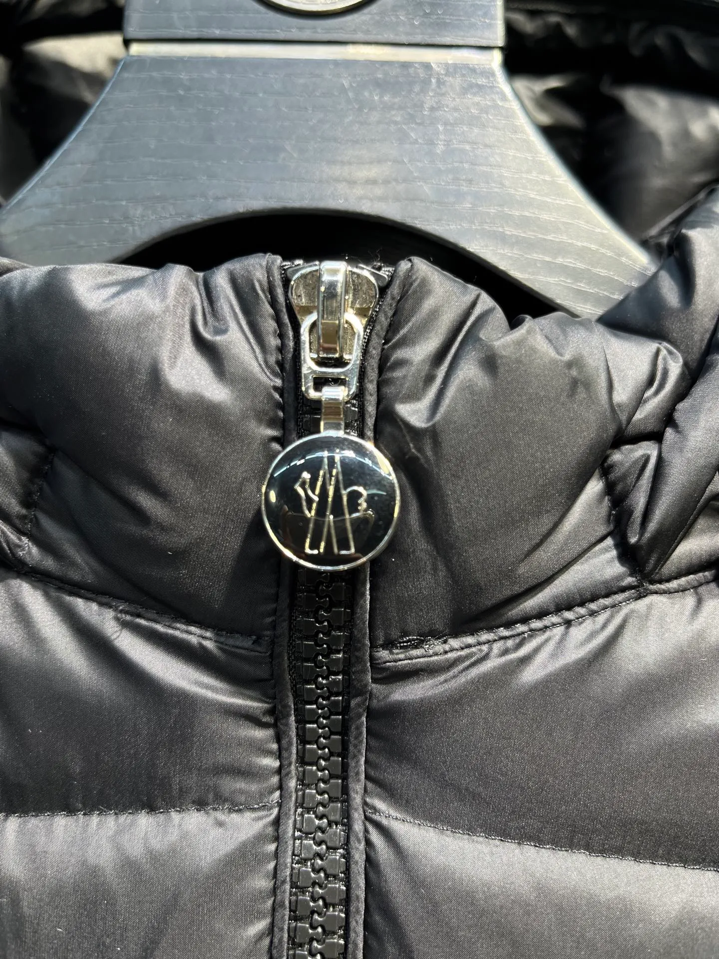 P1060 moncler premium down jacket 🌟 The latest style of waisted hooded lightweight long down jacket in autumn and winter 🖤Customized and developed hardware accessories, all details are fully processed. The waist is perfectly shaped and the upper body effect is great. A must-have for goddesses. Versatility, fashionable and handsome. National standard 90 white goose down filling. Memory silk fabric texture is upright and stylish. Warmth resists bloat. Three complete standards. Size: 01234