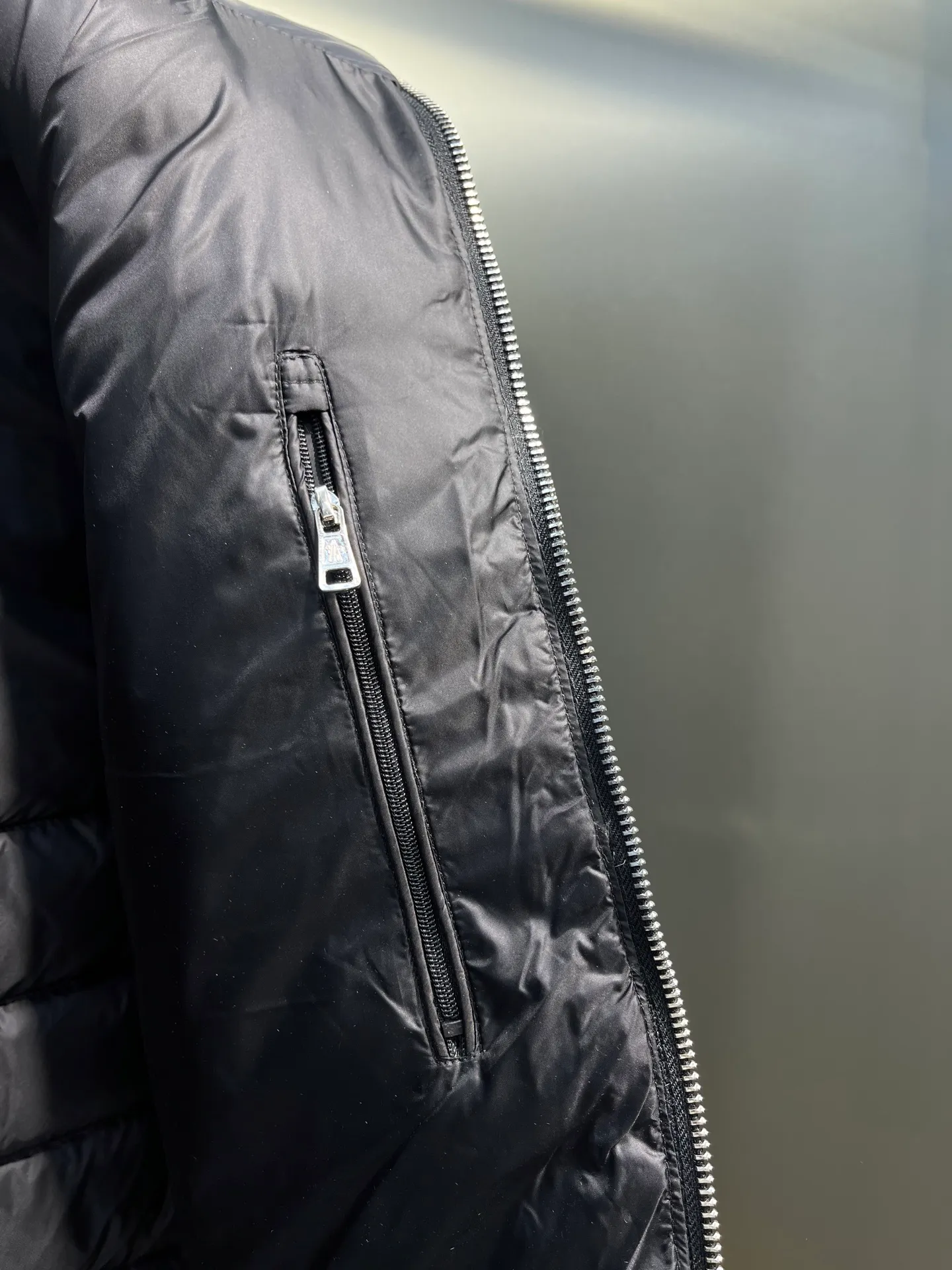 P780 moncler🌟 Fashion 2024 Down Jacket Alfit Lightweight Down Jacket French and Italian high-quality products sell quickly, so it’s better to be first. Material: Polyester; Placket: Zipper; Product Description: Pull-out hood, zipper closure, zippered pockets, adjustable cuffs. Focus on classic new products in luxury fashion size: 123456
