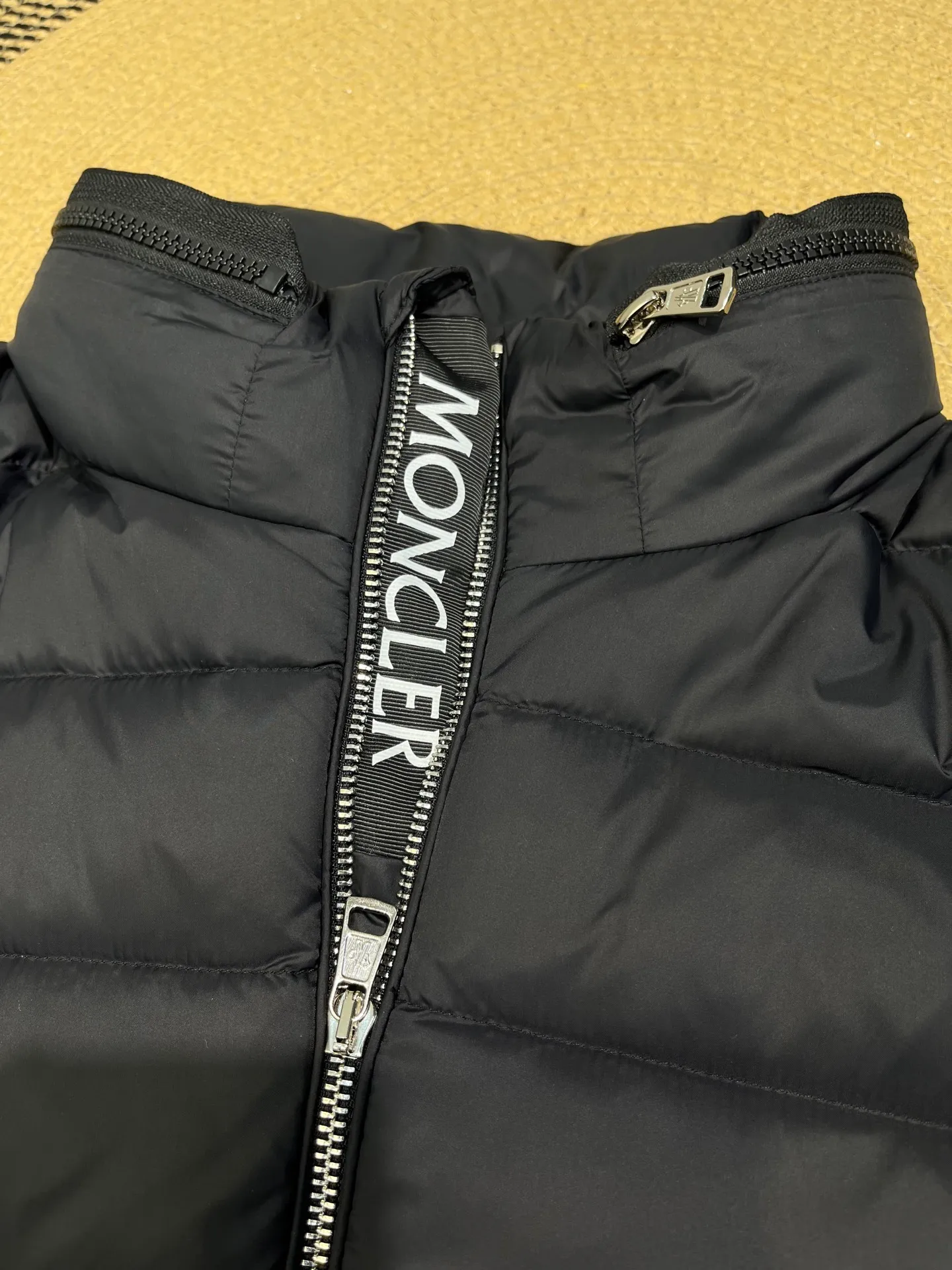 P780 moncler🌟 Fashion 2024 Down Jacket Alfit Lightweight Down Jacket French and Italian high-quality products sell quickly, so it’s better to be first. Material: Polyester; Placket: Zipper; Product Description: Pull-out hood, zipper closure, zippered pockets, adjustable cuffs. Focus on classic new products in luxury fashion size: 123456