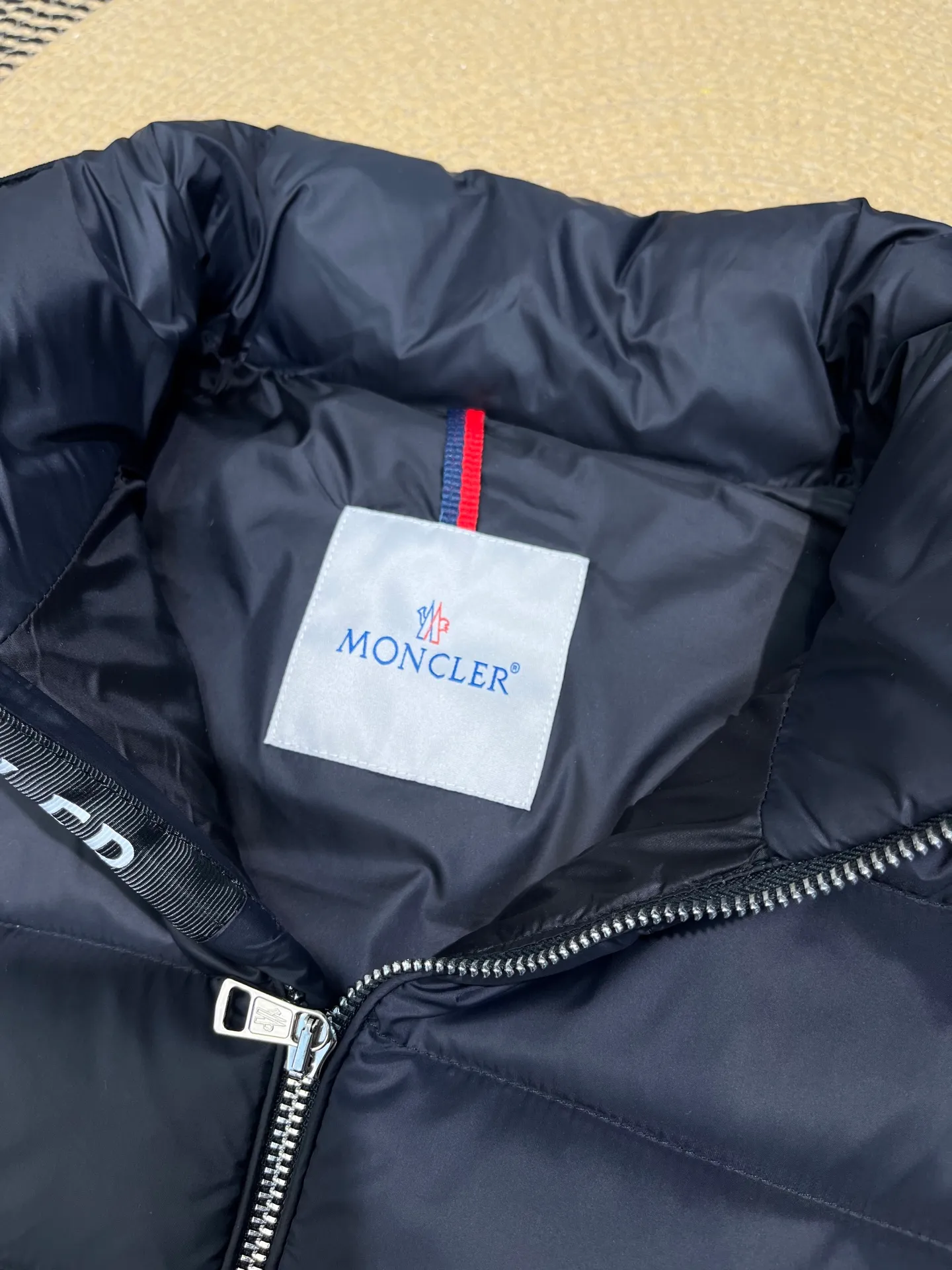 P780 moncler🌟 Fashion 2024 Down Jacket Alfit Lightweight Down Jacket French and Italian high-quality products sell quickly, so it’s better to be first. Material: Polyester; Placket: Zipper; Product Description: Pull-out hood, zipper closure, zippered pockets, adjustable cuffs. Focus on classic new products in luxury fashion size: 123456