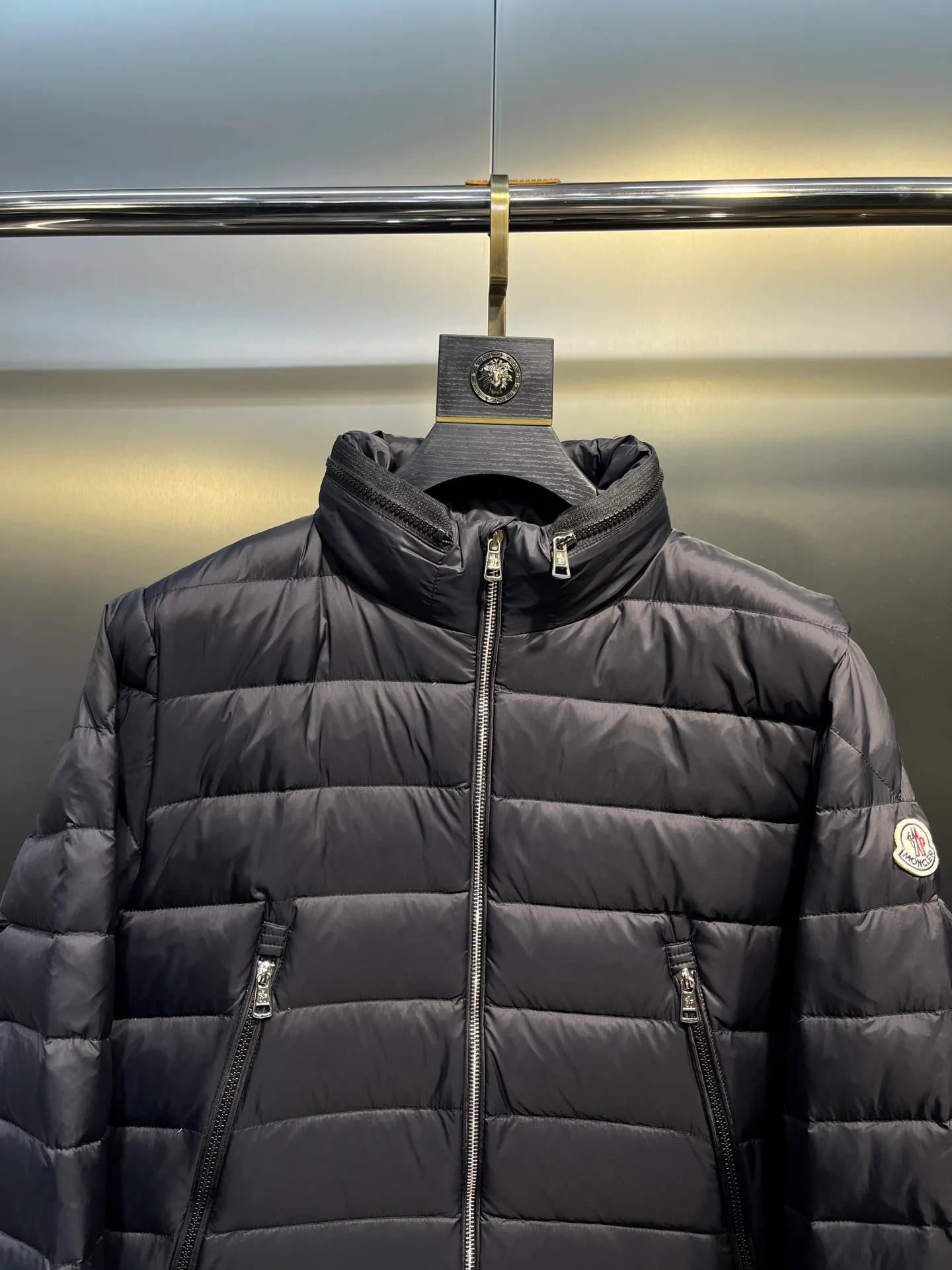 P780 moncler🌟 Fashion 2024 Down Jacket Alfit Lightweight Down Jacket French and Italian high-quality products sell quickly, so it’s better to be first. Material: Polyester; Placket: Zipper; Product Description: Pull-out hood, zipper closure, zippered pockets, adjustable cuffs. Focus on classic new products in luxury fashion size: 123456