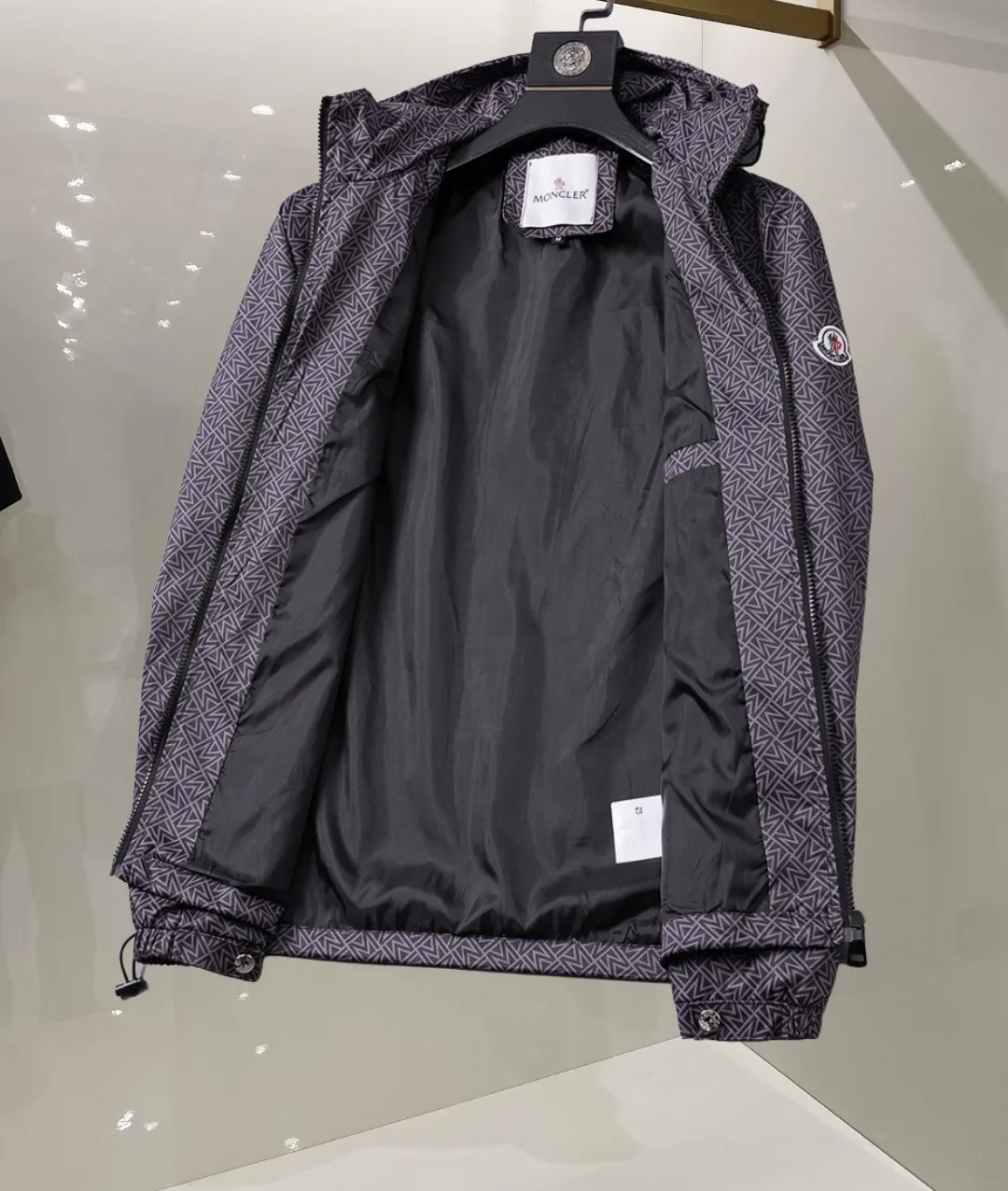 P360 🌸🌸🌸 🌸Moncler's latest 25-year-old men's jacket. The color combination has a classic charm without losing youthful vitality. It reshapes a new design style and shows a bold and confident brand design concept.  Imported fabrics, sleeves and pockets are paired with exclusive brand designs, reflecting the minimalist pursuit of quality and design. Low-key luxury fully embodies the brand image and status! The brand LOGO icon design is simple and recognizable, with a delicate and comfortable touch, excellent details, exquisite and elegant everywhere, fashionable design, a capable and stylish upper body, and full of aura! The all-over pattern and simple aesthetics are brought to the extreme, and it is a jacket that can be mixed and matched. There is no doubt that it is a must-have product for men. It is extremely practical and the color is easy to match.  Color: Picture color. Sizes: M, L, xL, xxL, xxxL