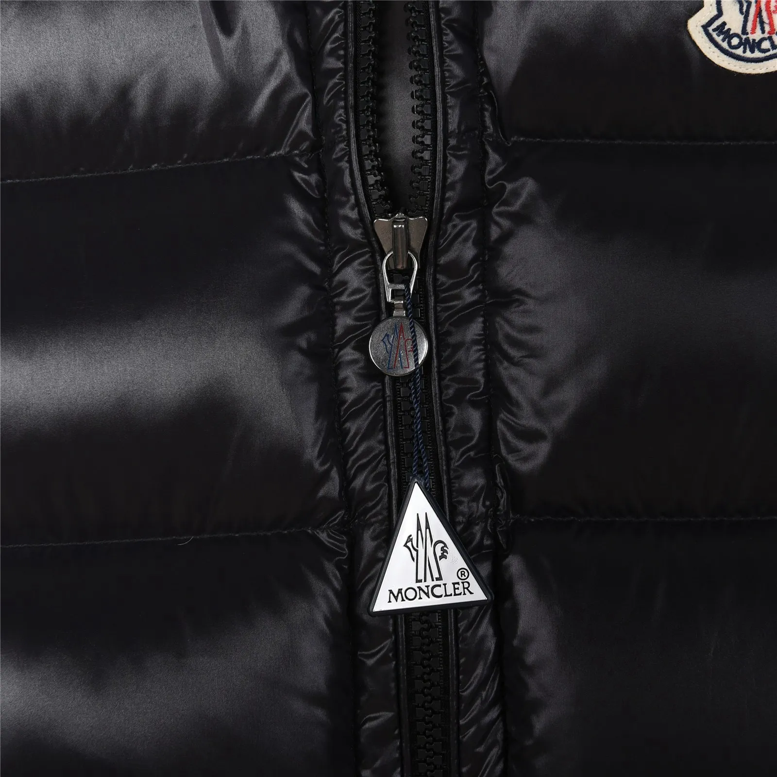 P420 Top real shot, differentiated currency] 𝗠𝗼𝗻𝗰𝗲𝗿/Mask Down Vest Style number: Hot model The Maya/Maya down vest, a collection of Moncler archives that has been awaited for a year, maya down vest is made of iconic shiny lacquered nylon, with high-performance details to provide warmth and protection. This Moncler classic piece is equipped with a detachable hood to enhance the protective performance of the overall design. •NFC chip anti-counterfeiting •Made of lacquered nylon •Painted nylon •Filled with down •Detachable hood •Zipper closure •Outer pocket with zipper closure •Elastic drawstring at the hem The detachable hood gives this down vest more matching options. Toray glossy outer material is provided by customers. 15D nylon fabric/lining is of the highest standard. The fabric feels smooth and has a very textured feel. The entire down jacket has four layers of fabric in total, and the two inner layers are made of the best 400D liner cloth and woolen! It is filled with imported European standard 90% white duck down, with high fluffiness, high gram weight and down content. The feel is excellent in all aspects. You can hardly feel the hair stalks, and you don’t have to worry about the velvet problem. It can effectively lock in and collect heat. You can feel its plump state by looking at the real photos. It is quite light on the upper body and does not feel bloated at all. Double zipper pockets on both sides, No. 5 resin zipper closure method; soft and not stuck; there is no problem in putting a mobile phone card holder! The resin zipper blocks the wind; it blocks the cold wind in the cold winter! Original durable accessories and hardware ~ all made to order! It shows the aura of big brands everywhere, highlights the high-end style and quality, is simple and elegant, and looks good no matter how you wear it. Mengkou has been focusing on production for 8 years. The perfect combination of every link ensures the smoothness of each piece of clothing. It is the Rolls-Royce of down jackets~ Color: Black Size: 1-2-3-4-5