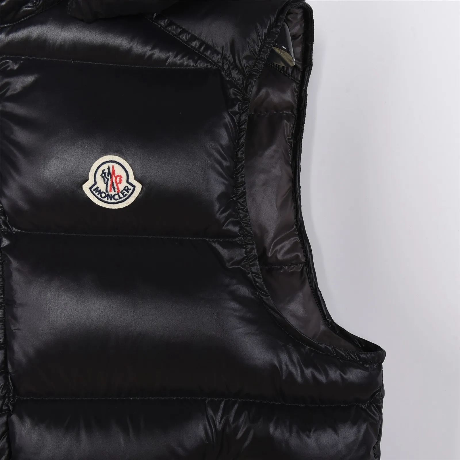 P420 Top real shot, differentiated currency] 𝗠𝗼𝗻𝗰𝗲𝗿/Mask Down Vest Style number: Hot model The Maya/Maya down vest, a collection of Moncler archives that has been awaited for a year, maya down vest is made of iconic shiny lacquered nylon, with high-performance details to provide warmth and protection. This Moncler classic piece is equipped with a detachable hood to enhance the protective performance of the overall design. •NFC chip anti-counterfeiting •Made of lacquered nylon •Painted nylon •Filled with down •Detachable hood •Zipper closure •Outer pocket with zipper closure •Elastic drawstring at the hem The detachable hood gives this down vest more matching options. Toray glossy outer material is provided by customers. 15D nylon fabric/lining is of the highest standard. The fabric feels smooth and has a very textured feel. The entire down jacket has four layers of fabric in total, and the two inner layers are made of the best 400D liner cloth and woolen! It is filled with imported European standard 90% white duck down, with high fluffiness, high gram weight and down content. The feel is excellent in all aspects. You can hardly feel the hair stalks, and you don’t have to worry about the velvet problem. It can effectively lock in and collect heat. You can feel its plump state by looking at the real photos. It is quite light on the upper body and does not feel bloated at all. Double zipper pockets on both sides, No. 5 resin zipper closure method; soft and not stuck; there is no problem in putting a mobile phone card holder! The resin zipper blocks the wind; it blocks the cold wind in the cold winter! Original durable accessories and hardware ~ all made to order! It shows the aura of big brands everywhere, highlights the high-end style and quality, is simple and elegant, and looks good no matter how you wear it. Mengkou has been focusing on production for 8 years. The perfect combination of every link ensures the smoothness of each piece of clothing. It is the Rolls-Royce of down jackets~ Color: Black Size: 1-2-3-4-5