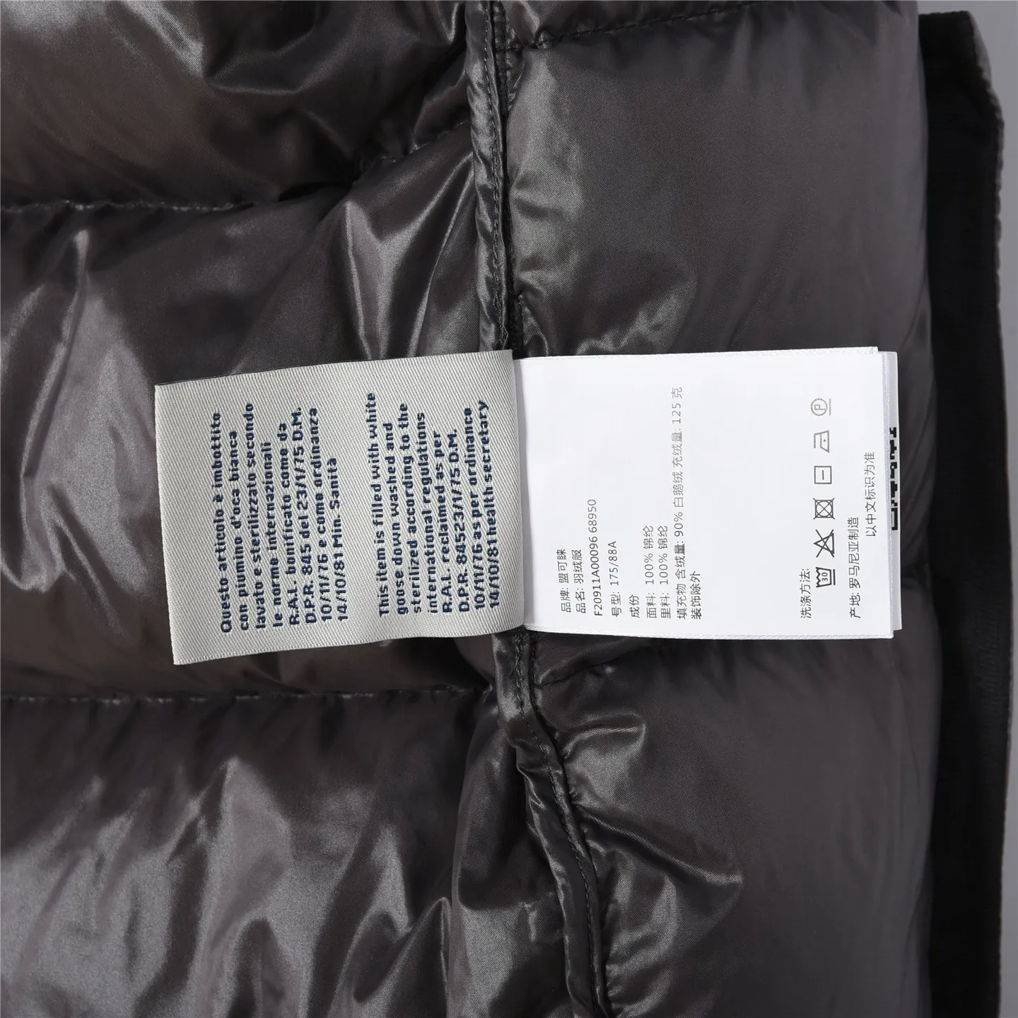P420 Top real shot, differentiated currency] 𝗠𝗼𝗻𝗰𝗲𝗿/Mask Down Vest Style number: Hot model The Maya/Maya down vest, a collection of Moncler archives that has been awaited for a year, maya down vest is made of iconic shiny lacquered nylon, with high-performance details to provide warmth and protection. This Moncler classic piece is equipped with a detachable hood to enhance the protective performance of the overall design. •NFC chip anti-counterfeiting •Made of lacquered nylon •Painted nylon •Filled with down •Detachable hood •Zipper closure •Outer pocket with zipper closure •Elastic drawstring at the hem The detachable hood gives this down vest more matching options. Toray glossy outer material is provided by customers. 15D nylon fabric/lining is of the highest standard. The fabric feels smooth and has a very textured feel. The entire down jacket has four layers of fabric in total, and the two inner layers are made of the best 400D liner cloth and woolen! It is filled with imported European standard 90% white duck down, with high fluffiness, high gram weight and down content. The feel is excellent in all aspects. You can hardly feel the hair stalks, and you don’t have to worry about the velvet problem. It can effectively lock in and collect heat. You can feel its plump state by looking at the real photos. It is quite light on the upper body and does not feel bloated at all. Double zipper pockets on both sides, No. 5 resin zipper closure method; soft and not stuck; there is no problem in putting a mobile phone card holder! The resin zipper blocks the wind; it blocks the cold wind in the cold winter! Original durable accessories and hardware ~ all made to order! It shows the aura of big brands everywhere, highlights the high-end style and quality, is simple and elegant, and looks good no matter how you wear it. Mengkou has been focusing on production for 8 years. The perfect combination of every link ensures the smoothness of each piece of clothing. It is the Rolls-Royce of down jackets~ Color: Black Size: 1-2-3-4-5