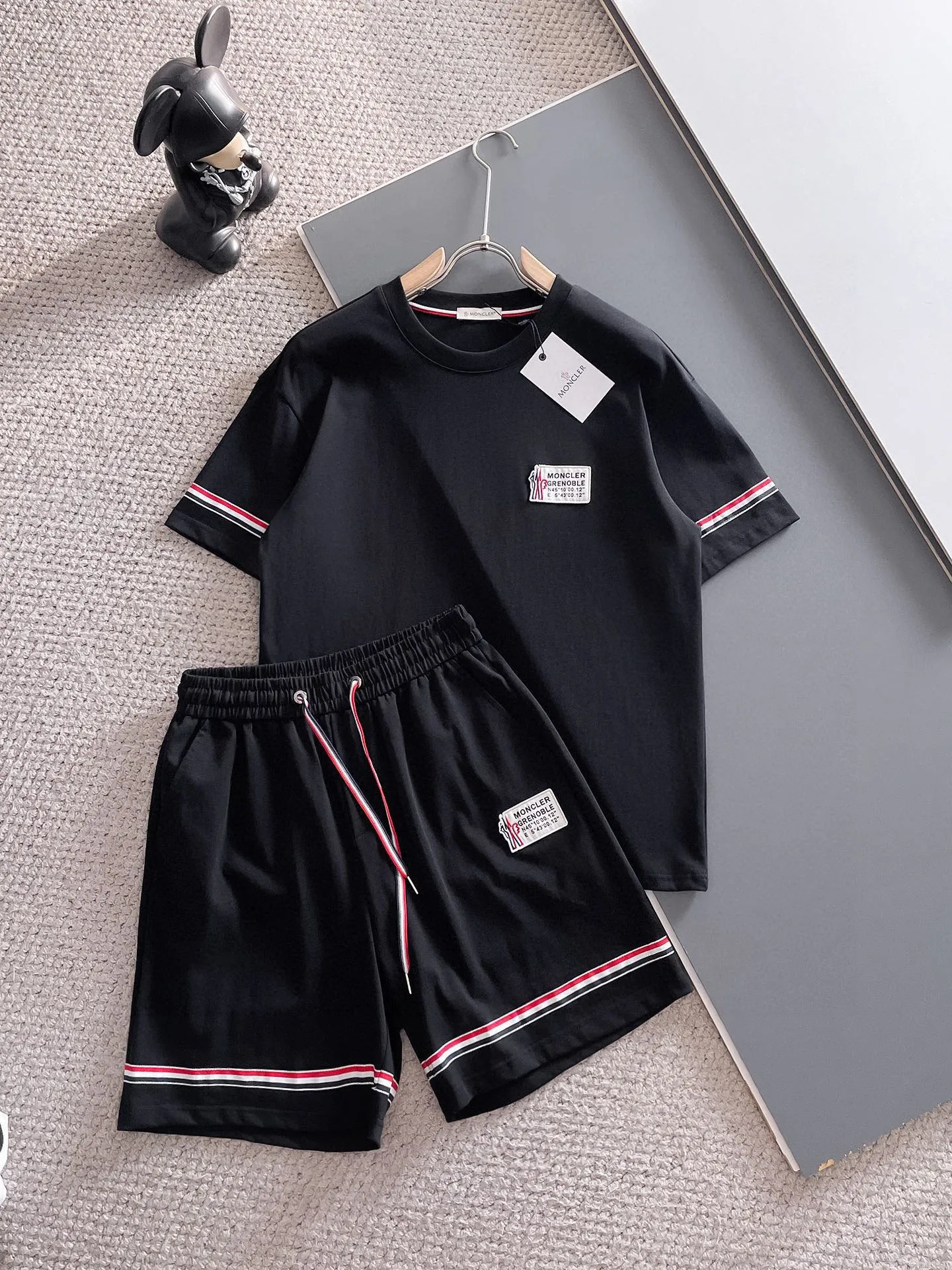 P570 Brand [MONCLER Mouth Covered] 2025 round neck short-sleeved shorts suit. The pure cotton fabric upper body will not be stuffy, the smooth and comfortable skin-friendly effect is more breathable, the fabric has its own texture, classic logo technology, a new interpretation from a unique angle, fashionable and versatile choice! Size: M-3XL (maximum wear: 190 pounds)