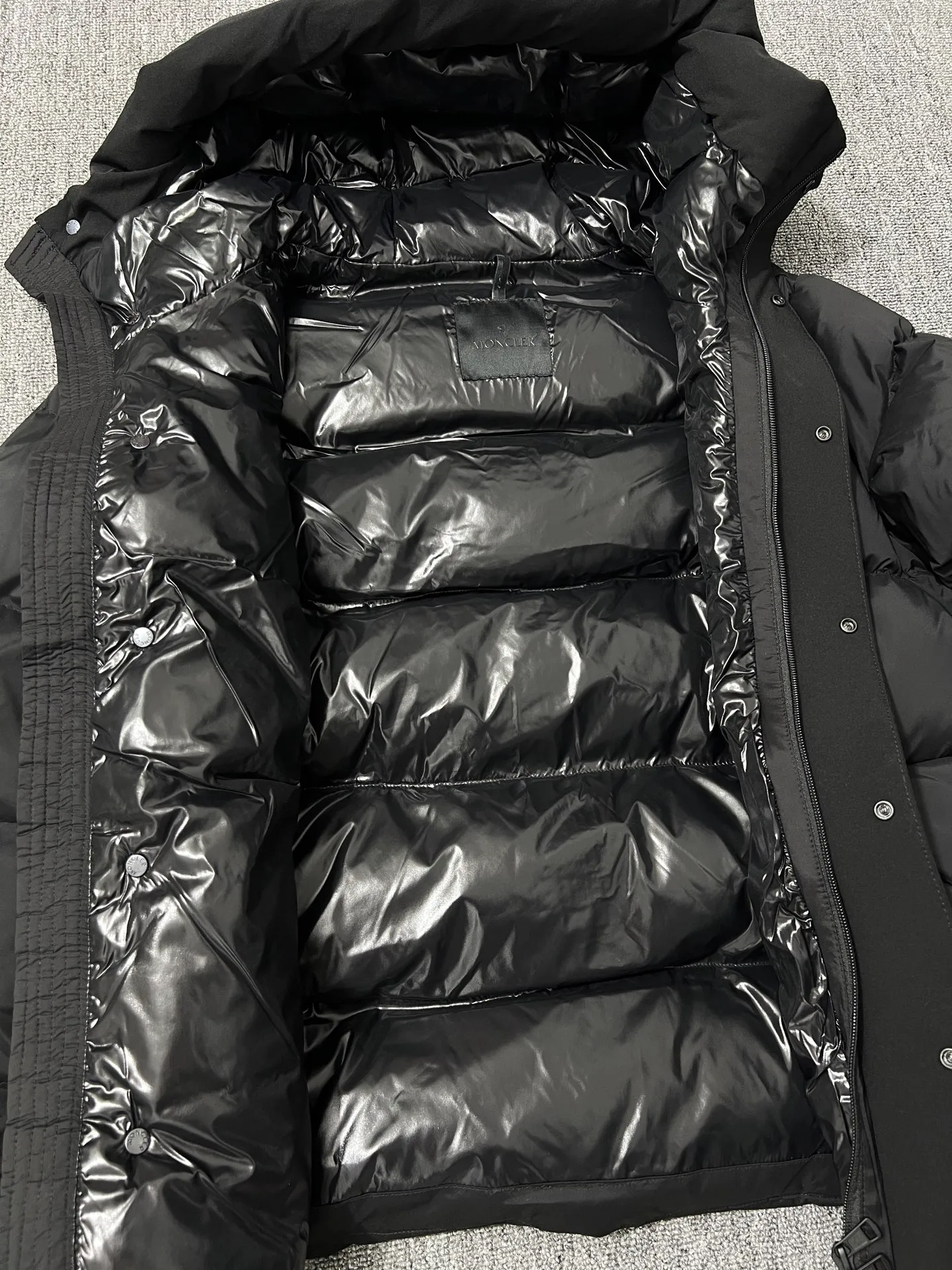 P740 top version Moncler FW22 Moncler European station logo embroidered hooded down jacket Official website price 28000+ Sold out version 600+ fill power National standard RDS certified 90% white duck down filling 243g high gram weight filling capacity Extremely cold and warm Very thick 150 degrees below Germany 🇩🇪 Anti-down needle Mercerized anti-down thread Up to 3 cm 13-needle high-density anti-down jacket Matte long fabric Embossed branding Hidden zipper and button closure Zippered breast pocket on the chest Original custom molded logo on the arms Original metal zippers Many details throughout the body Hardware accessories are from the original factory Loose fit Color: Black Size: 1-2-3-4-5 Size Shoulder Width Chest Length 1 48 113 71 2 50 119 72 3 52 124 74 4 54 130 76 5 56 136 78 (Purely manual measurement error 1-3 cm)