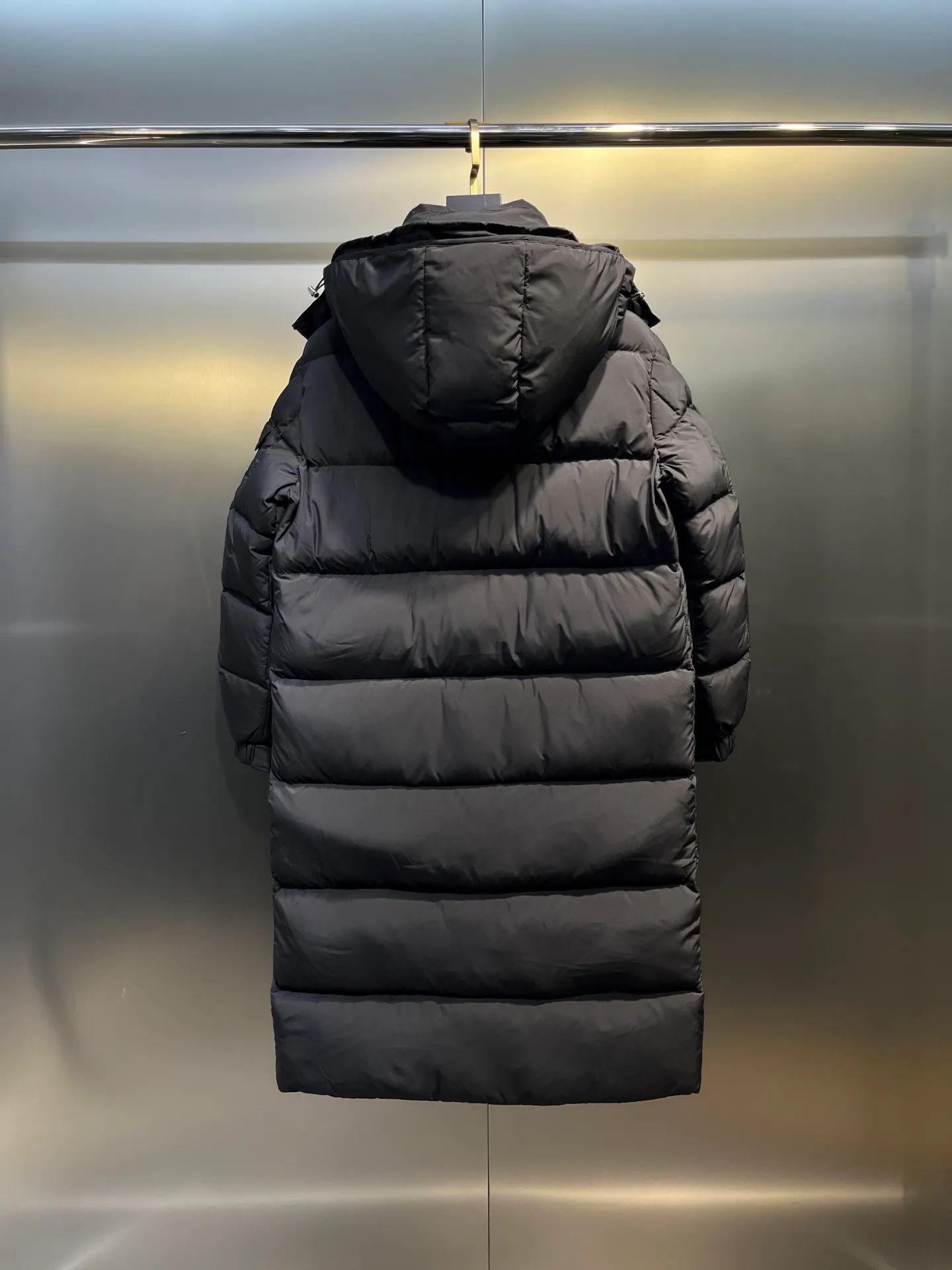 P860 Moncler Hanoverian line (matte matte) long men's down jacket. 850+ fill power This Hanoverian men's long down jacket combines Moncler's classic aesthetics, excellent performance and protective features. The Hanoverian long down jacket is made of longue saison fabric and is designed with practical details to provide both warmth and protection. As a Moncler classic, this down jacket features a detachable hood and a front zipper placket that covers the windshield, significantly improving its protective performance. Details Made of longue saison fabric Longue saison lining Filled with down Removable hood Zipper and snap fastening Zippered pockets Patch pockets on sleeves Adjustable cuffs Drawstring hem Size: 0-4 (couple size)