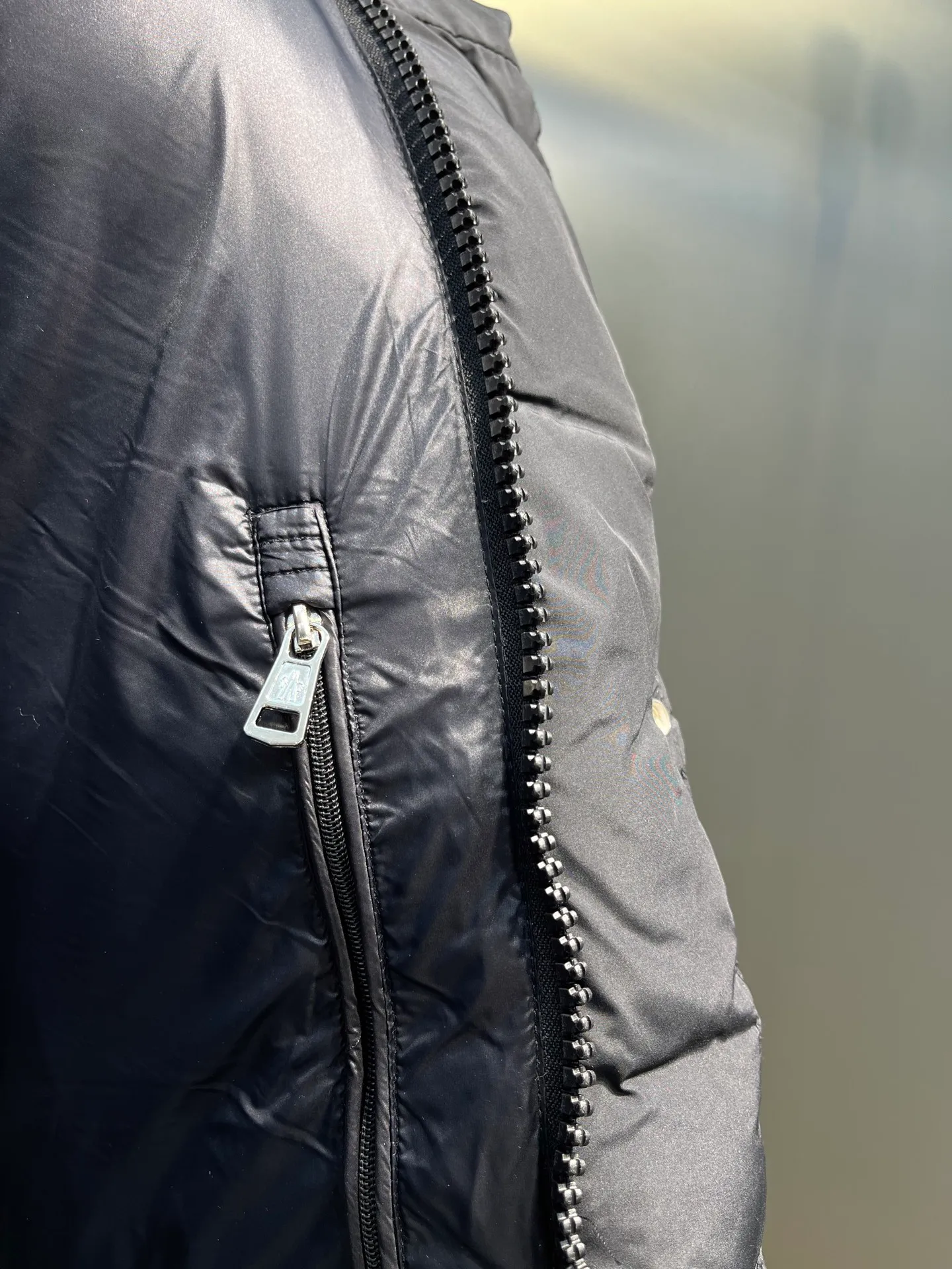 P860 Moncler Hanoverian line (matte matte) long men's down jacket. 850+ fill power This Hanoverian men's long down jacket combines Moncler's classic aesthetics, excellent performance and protective features. The Hanoverian long down jacket is made of longue saison fabric and is designed with practical details to provide both warmth and protection. As a Moncler classic, this down jacket features a detachable hood and a front zipper placket that covers the windshield, significantly improving its protective performance. Details Made of longue saison fabric Longue saison lining Filled with down Removable hood Zipper and snap fastening Zippered pockets Patch pockets on sleeves Adjustable cuffs Drawstring hem Size: 0-4 (couple size)