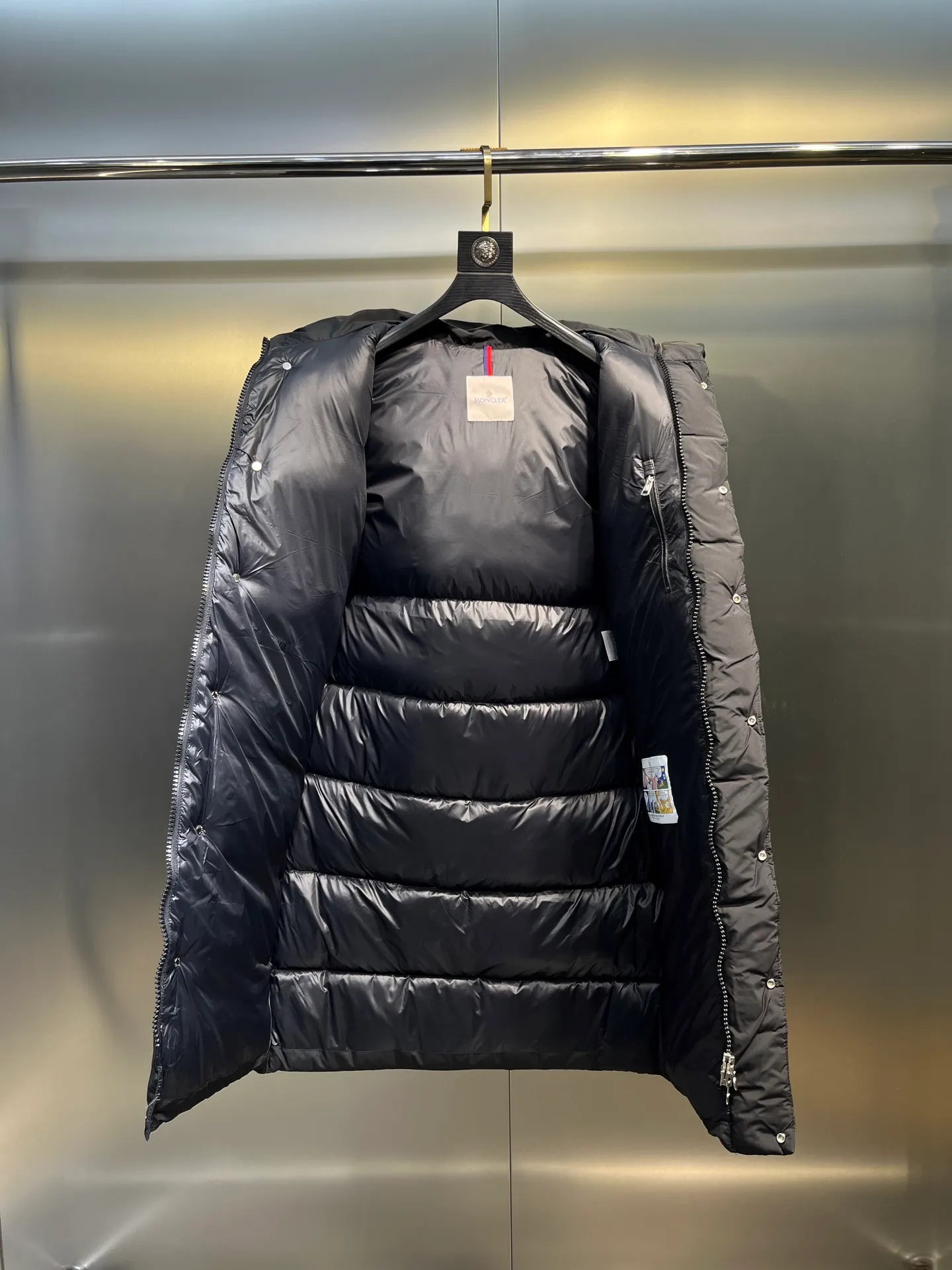 P860 Moncler Hanoverian line (matte matte) long men's down jacket. 850+ fill power This Hanoverian men's long down jacket combines Moncler's classic aesthetics, excellent performance and protective features. The Hanoverian long down jacket is made of longue saison fabric and is designed with practical details to provide both warmth and protection. As a Moncler classic, this down jacket features a detachable hood and a front zipper placket that covers the windshield, significantly improving its protective performance. Details Made of longue saison fabric Longue saison lining Filled with down Removable hood Zipper and snap fastening Zippered pockets Patch pockets on sleeves Adjustable cuffs Drawstring hem Size: 0-4 (couple size)