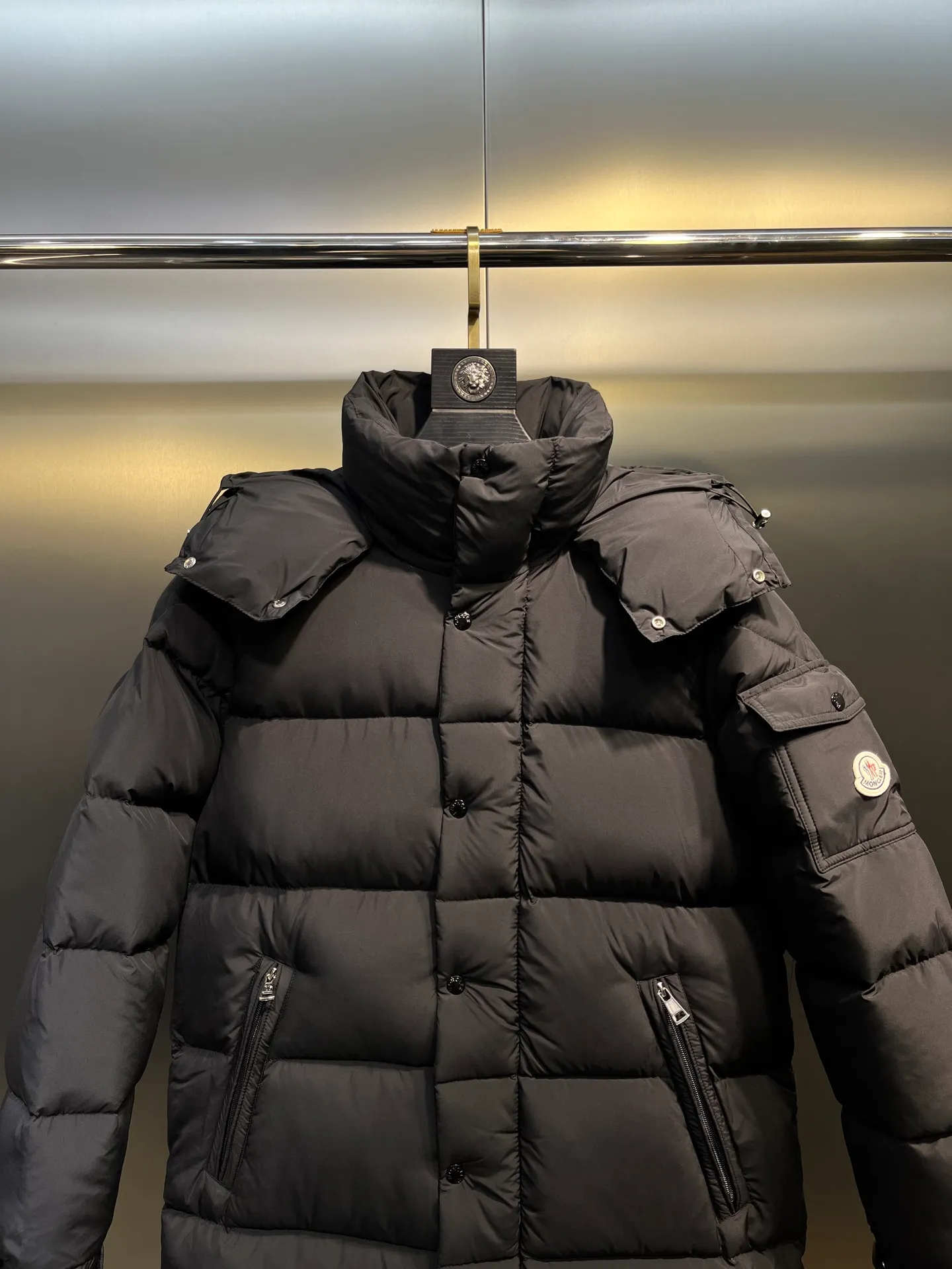 P860 Moncler Hanoverian line (matte matte) long men's down jacket. 850+ fill power This Hanoverian men's long down jacket combines Moncler's classic aesthetics, excellent performance and protective features. The Hanoverian long down jacket is made of longue saison fabric and is designed with practical details to provide both warmth and protection. As a Moncler classic, this down jacket features a detachable hood and a front zipper placket that covers the windshield, significantly improving its protective performance. Details Made of longue saison fabric Longue saison lining Filled with down Removable hood Zipper and snap fastening Zippered pockets Patch pockets on sleeves Adjustable cuffs Drawstring hem Size: 0-4 (couple size)