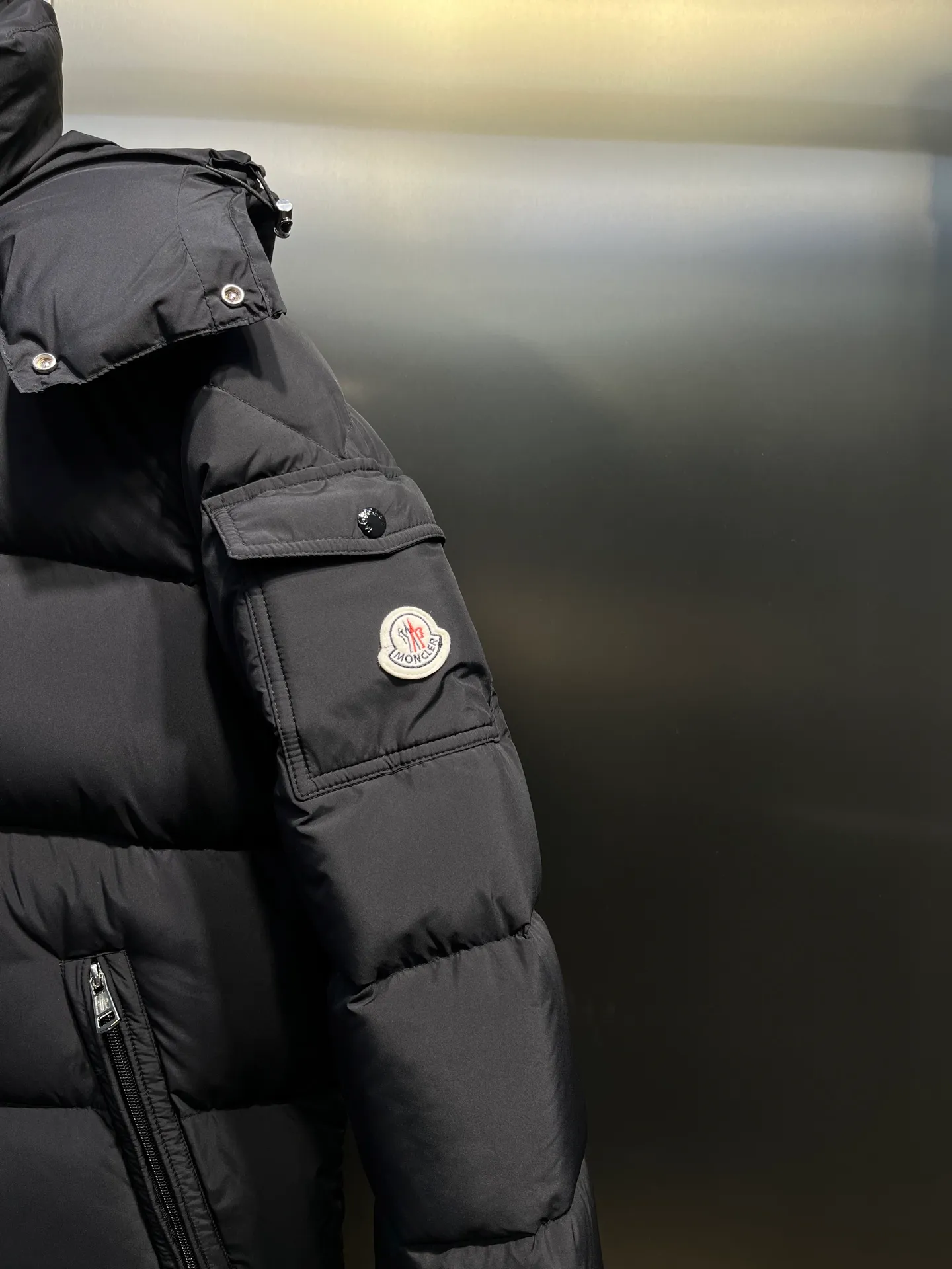 P860 Moncler Hanoverian line (matte matte) long men's down jacket. 850+ fill power This Hanoverian men's long down jacket combines Moncler's classic aesthetics, excellent performance and protective features. The Hanoverian long down jacket is made of longue saison fabric and is designed with practical details to provide both warmth and protection. As a Moncler classic, this down jacket features a detachable hood and a front zipper placket that covers the windshield, significantly improving its protective performance. Details Made of longue saison fabric Longue saison lining Filled with down Removable hood Zipper and snap fastening Zippered pockets Patch pockets on sleeves Adjustable cuffs Drawstring hem Size: 0-4 (couple size)