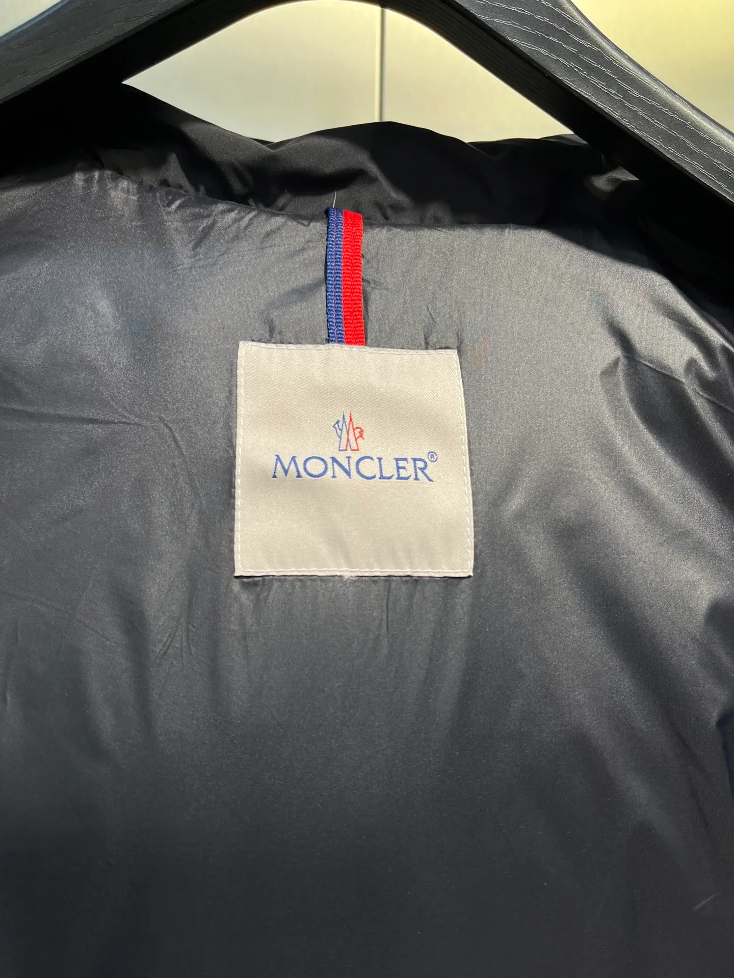 P860 Moncler Hanoverian line (matte matte) long men's down jacket. 850+ fill power This Hanoverian men's long down jacket combines Moncler's classic aesthetics, excellent performance and protective features. The Hanoverian long down jacket is made of longue saison fabric and is designed with practical details to provide both warmth and protection. As a Moncler classic, this down jacket features a detachable hood and a front zipper placket that covers the windshield, significantly improving its protective performance. Details Made of longue saison fabric Longue saison lining Filled with down Removable hood Zipper and snap fastening Zippered pockets Patch pockets on sleeves Adjustable cuffs Drawstring hem Size: 0-4 (couple size)