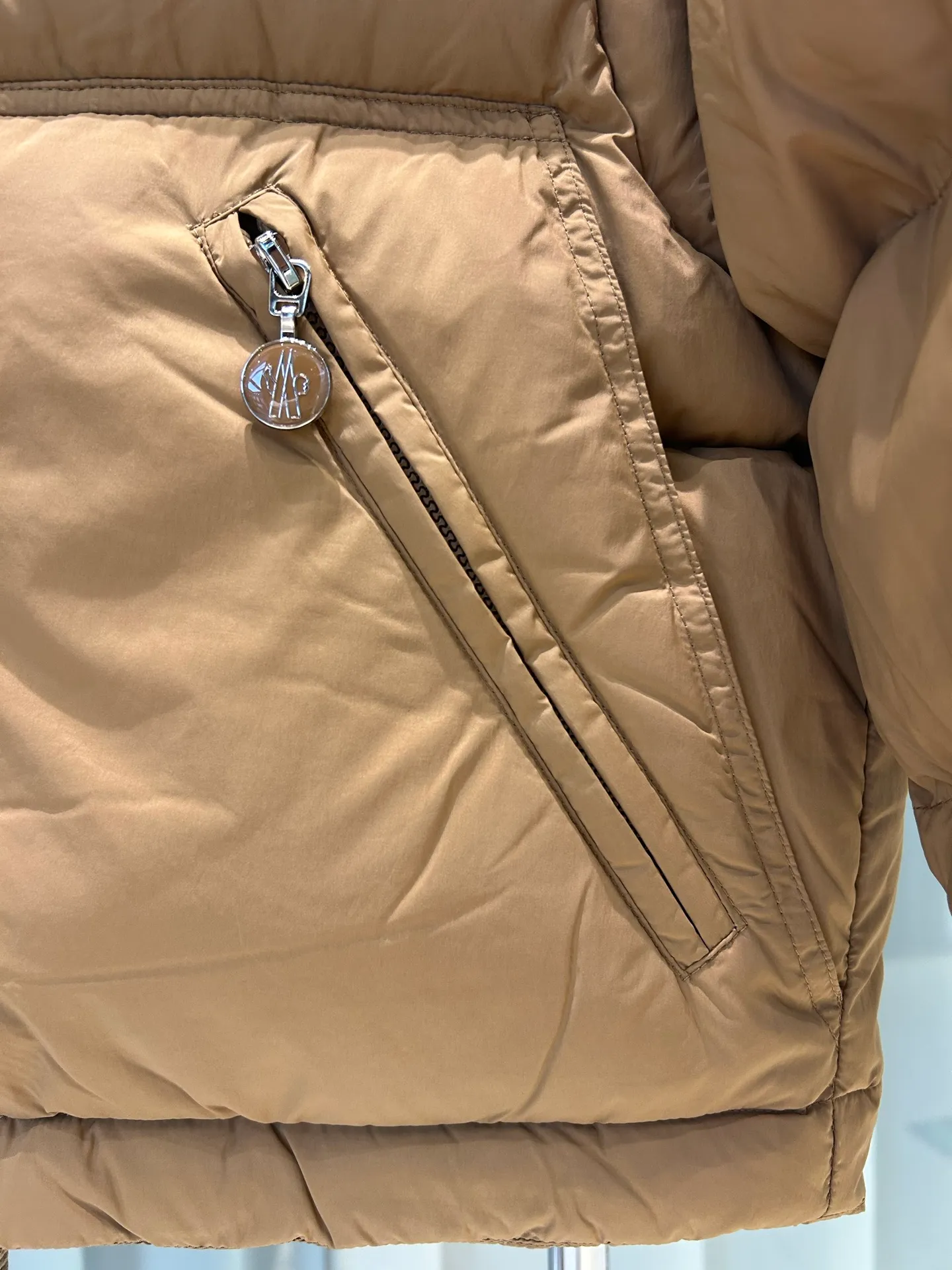 P880 1234 size ✨✨✨ Moncler Selle 2-in-1 short down jacket for women, the sleeves of the Selle short down jacket are detachable and can be easily changed from a jacket to a vest, which is practical. Crafted from nylon in an oversized silhouette, it's cropped for a modern look. This insulated piece has an adjustable hem for a comfortable fit. Color: white khaki
