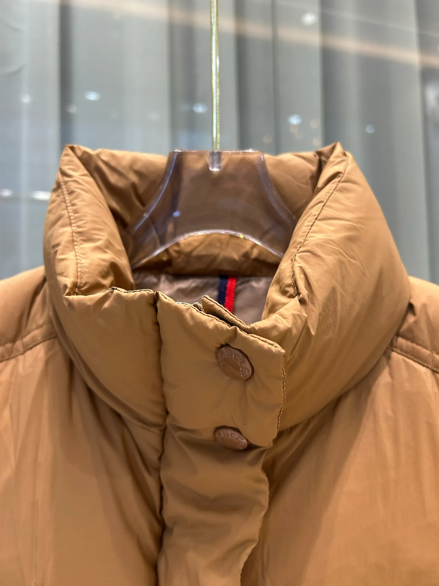 P880 1234 size ✨✨✨ Moncler Selle 2-in-1 short down jacket for women, the sleeves of the Selle short down jacket are detachable and can be easily changed from a jacket to a vest, which is practical. Crafted from nylon in an oversized silhouette, it's cropped for a modern look. This insulated piece has an adjustable hem for a comfortable fit. Color: white khaki