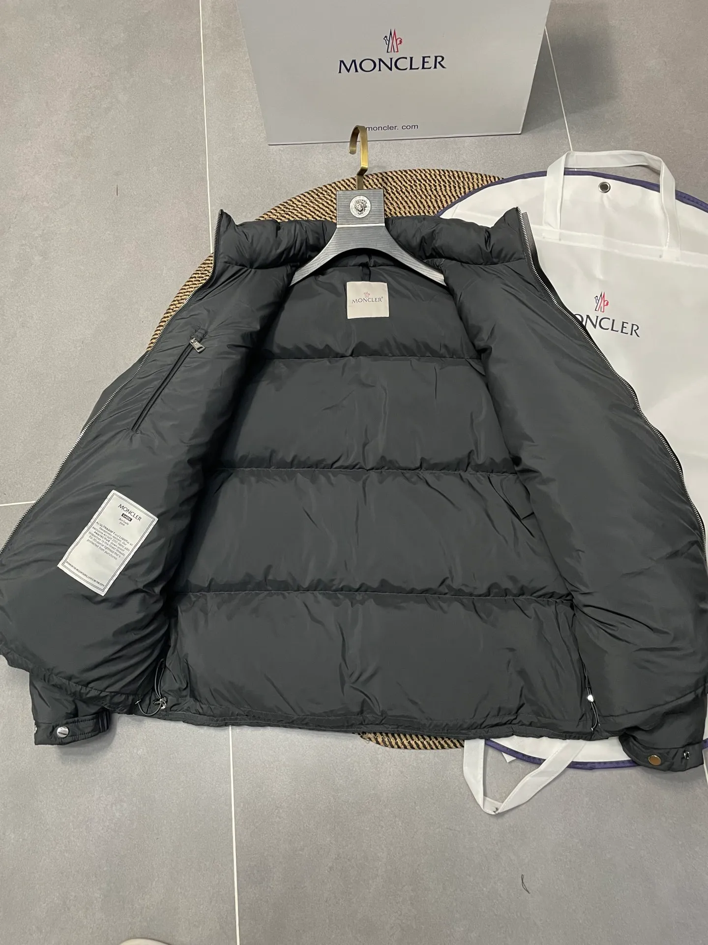 P860 Moncler's new besbre zipper stand-collar down jacket has a new fashionable stand-collar down jacket for autumn and winter. The overall design is simple and beautiful, and it is also very versatile and suitable for any occasion. Paired with a sweatshirt inside, it is fashionable, age-reducing and warm. The body is decorated with leather zipper design pockets, which is fashionable and high-end. The sleeve arms are embellished with the brand's iconic logo, which not only highlights the brand's charm, but also has a high degree of recognition. The luxurious and low-key design is simply great! Powerful functionality brings warmth to the cold winter, is windproof and waterproof, and is filled with 90% velvet content, making you feel warm even on sub-zero nights. Color: Khaki Black Size: 1 2 3 4 5