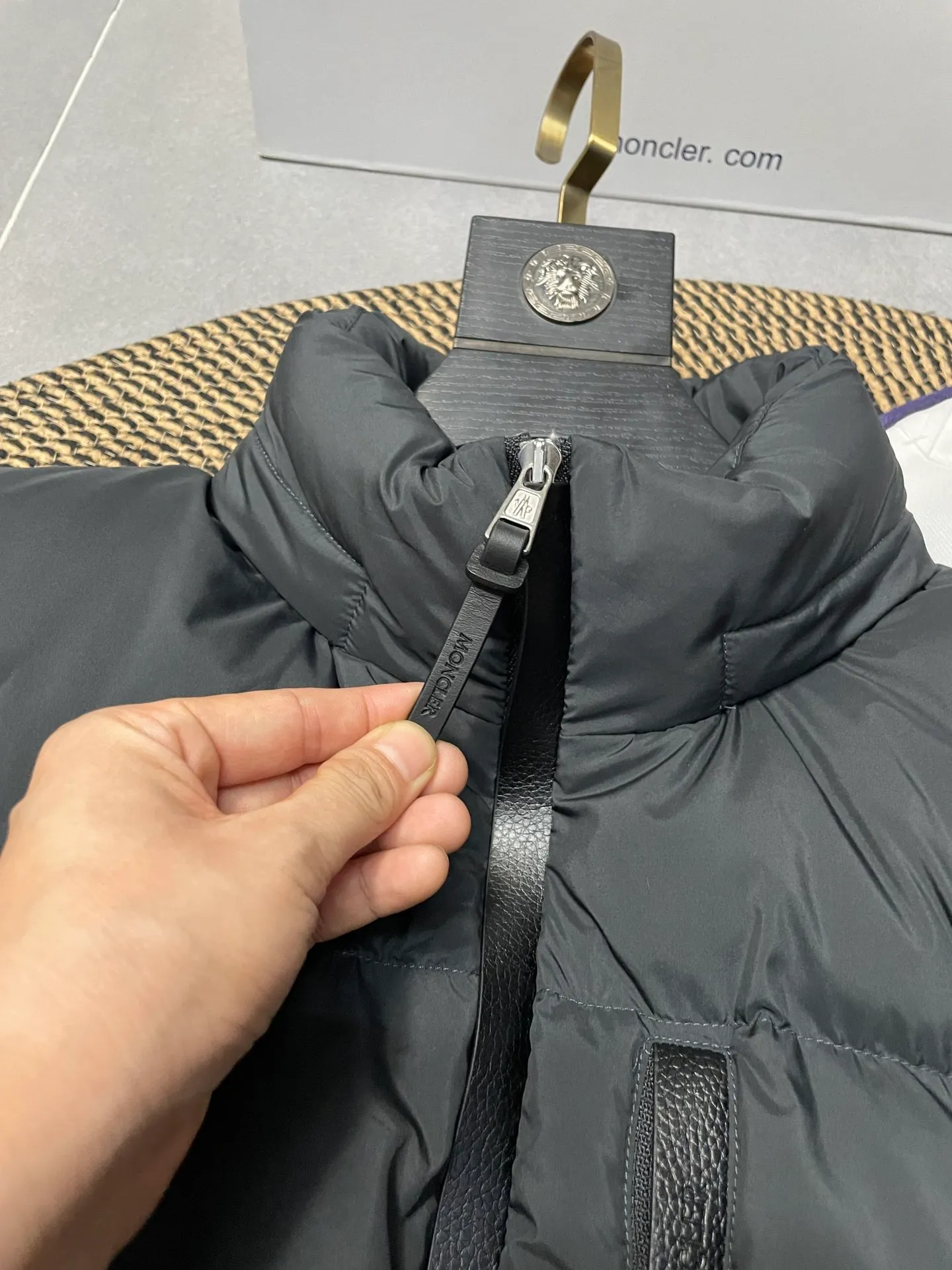P860 Moncler's new besbre zipper stand-collar down jacket has a new fashionable stand-collar down jacket for autumn and winter. The overall design is simple and beautiful, and it is also very versatile and suitable for any occasion. Paired with a sweatshirt inside, it is fashionable, age-reducing and warm. The body is decorated with leather zipper design pockets, which is fashionable and high-end. The sleeve arms are embellished with the brand's iconic logo, which not only highlights the brand's charm, but also has a high degree of recognition. The luxurious and low-key design is simply great! Powerful functionality brings warmth to the cold winter, is windproof and waterproof, and is filled with 90% velvet content, making you feel warm even on sub-zero nights. Color: Khaki Black Size: 1 2 3 4 5
