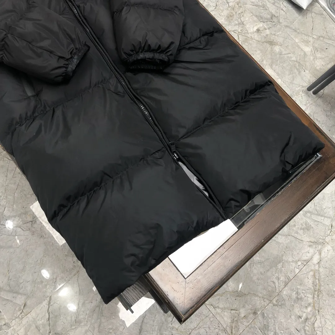P940 Moncler Men's Men's Long Hooded Down Jacket, can also be worn by women, with logo embroidered webbing on the inside of the hood, two layers of small pockets inside the large pocket zipper, and 90% duck down filling, which is quite warm and does not run away😌 Black long style Size: 1 2 3 4 5 (M ~ 3xl)