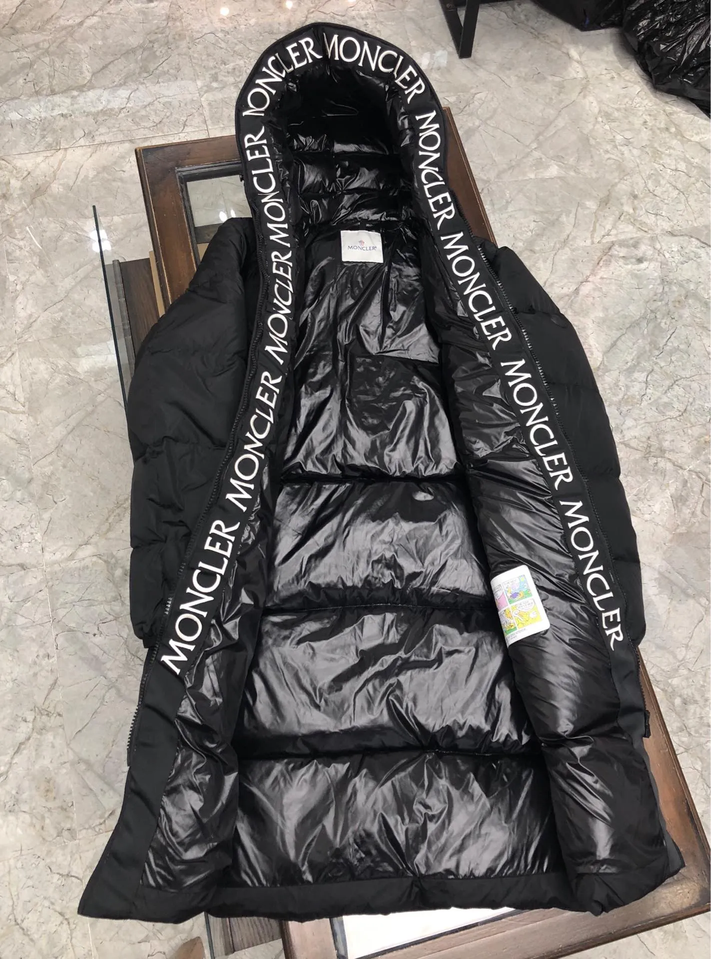 P940 Moncler Men's Men's Long Hooded Down Jacket, can also be worn by women, with logo embroidered webbing on the inside of the hood, two layers of small pockets inside the large pocket zipper, and 90% duck down filling, which is quite warm and does not run away😌 Black long style Size: 1 2 3 4 5 (M ~ 3xl)