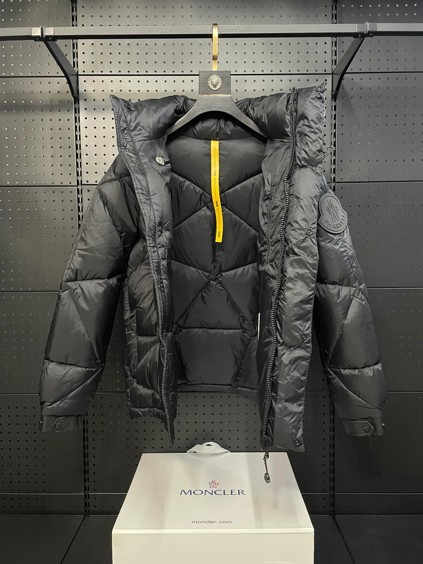 P800 Fei Dong collaborates with Moncler. Moncler once again joins hands with Pharrell Williams to create a joint series. The top 90 white duck I chose this time is the Moncler Genius product line. This Oak jacket is made of technical nylon, equipped with snap pockets and down padding to create the best warmth. The unique triangular car line will create a more artistic visual effect as a whole. The solid color dress is only decorated with LOGO on the chest and arms, which will not be too public while retaining the joint identity. It is also very versatile when paired together. This design technique has also appeared many times in Fei Dong’s joint brands, which is quite recognizable. Size: 1-5