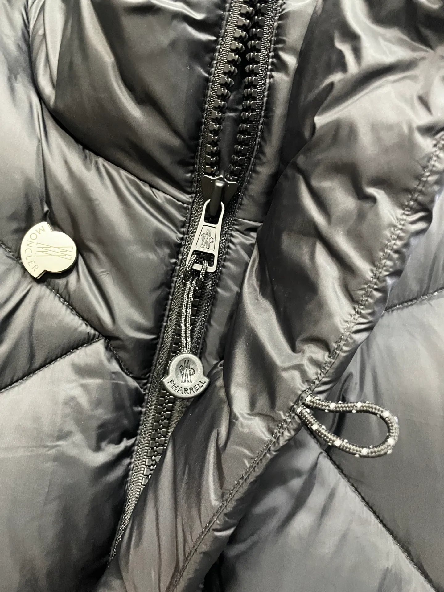 P800 Fei Dong collaborates with Moncler. Moncler once again joins hands with Pharrell Williams to create a joint series. The top 90 white duck I chose this time is the Moncler Genius product line. This Oak jacket is made of technical nylon, equipped with snap pockets and down padding to create the best warmth. The unique triangular car line will create a more artistic visual effect as a whole. The solid color dress is only decorated with LOGO on the chest and arms, which will not be too public while retaining the joint identity. It is also very versatile when paired together. This design technique has also appeared many times in Fei Dong’s joint brands, which is quite recognizable. Size: 1-5