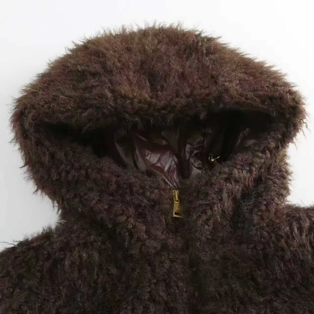 P780 MONCLER 2025 new winter work｜Short hooded down vest with functionality and softness intertwined] ✨ Fabric dialogue: Teddy velvet × nylon, both strong and soft · Teddy velvet: fine and fluffy, feels like a cloud, giving clothes soft and warm healing power; · Nylon material: lightweight and tough, windproof and water-repellent, injecting neat practicality into winter travel.   The two materials are cut and spliced ​​together to create a dual temperament of laziness and functionality.   Highlights of details: The splicing process of beef tendon rope and rope buckle. The splicing part breaks through the traditional stitching and is cleverly connected with customized beef tendon rope + metal rope buckle, which not only strengthens the sense of structure, but also adds outdoor functional aesthetics. Knots outline the silhouette, buckles embellish the details, and every detail reveals an uninhibited sophistication.   Core guarantee: 90% national standard white duck down. High-quality white duck down is carefully selected. The velvet content is 90%+. It is light, fluffy and efficient in temperature locking. The short design reduces the bloated feeling, and the hood protects the neck warmth, taking into account both style and temperature.  MONCLER reconstructs the language of winter down with design - in 2025, let this vest become the functional symbol of your winter style, showing strength in softness and style in details. .  Accessories: One-to-one customized three-label, one-to-one customized drawstring elastic buckle, one-to-one customized zipper SIZE: 1 2 3