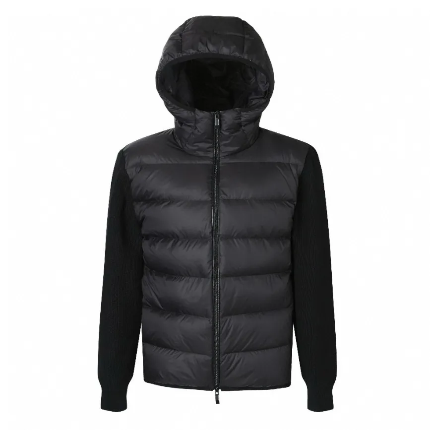 P730 [Exclusive supply] Moncler wool splicing fluorescent webbing down jacket uses high-quality stitching and advanced sewing equipment to ensure durability and beauty. At the same time, the filling of 90 white duck down has also been strictly screened and evenly distributed to ensure a good thermal insulation effect. The fabric is made of high-density woven 100% polyester fiber, with a thickness of 0.08mm to avoid increasing the overall weight and being smooth. The high-density woven structure forms a wind resistance layer to protect the thermal efficiency of the thermal layer from loss. It can also withstand the expansion pressure of down and prevent deformation and damage after long-term use. The webbing next to the access zipper is a fluorescent webbing that will reflect different colors when illuminated with different colors. Every detail is paid attention to during the production process, and everything from material selection to sewing process is strictly controlled to ensure quality and durability. Size:S-M-L-XL