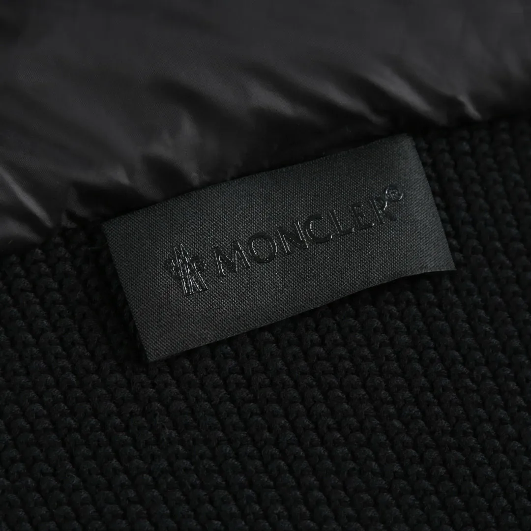 P730 [Exclusive supply] Moncler wool splicing fluorescent webbing down jacket uses high-quality stitching and advanced sewing equipment to ensure durability and beauty. At the same time, the filling of 90 white duck down has also been strictly screened and evenly distributed to ensure a good thermal insulation effect. The fabric is made of high-density woven 100% polyester fiber, with a thickness of 0.08mm to avoid increasing the overall weight and being smooth. The high-density woven structure forms a wind resistance layer to protect the thermal efficiency of the thermal layer from loss. It can also withstand the expansion pressure of down and prevent deformation and damage after long-term use. The webbing next to the access zipper is a fluorescent webbing that will reflect different colors when illuminated with different colors. Every detail is paid attention to during the production process, and everything from material selection to sewing process is strictly controlled to ensure quality and durability. Size:S-M-L-XL