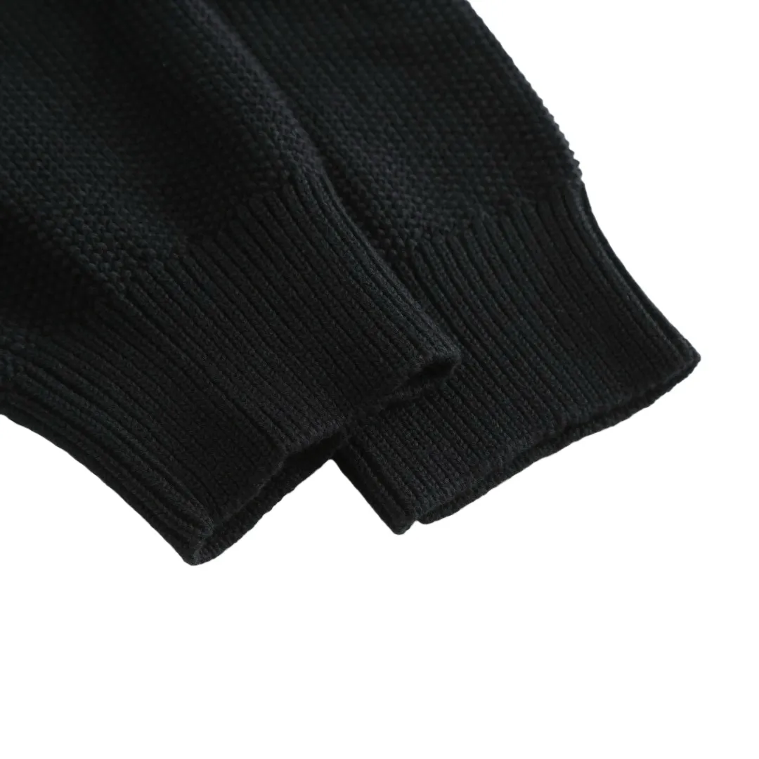 P730 [Exclusive supply] Moncler wool splicing fluorescent webbing down jacket uses high-quality stitching and advanced sewing equipment to ensure durability and beauty. At the same time, the filling of 90 white duck down has also been strictly screened and evenly distributed to ensure a good thermal insulation effect. The fabric is made of high-density woven 100% polyester fiber, with a thickness of 0.08mm to avoid increasing the overall weight and being smooth. The high-density woven structure forms a wind resistance layer to protect the thermal efficiency of the thermal layer from loss. It can also withstand the expansion pressure of down and prevent deformation and damage after long-term use. The webbing next to the access zipper is a fluorescent webbing that will reflect different colors when illuminated with different colors. Every detail is paid attention to during the production process, and everything from material selection to sewing process is strictly controlled to ensure quality and durability. Size:S-M-L-XL