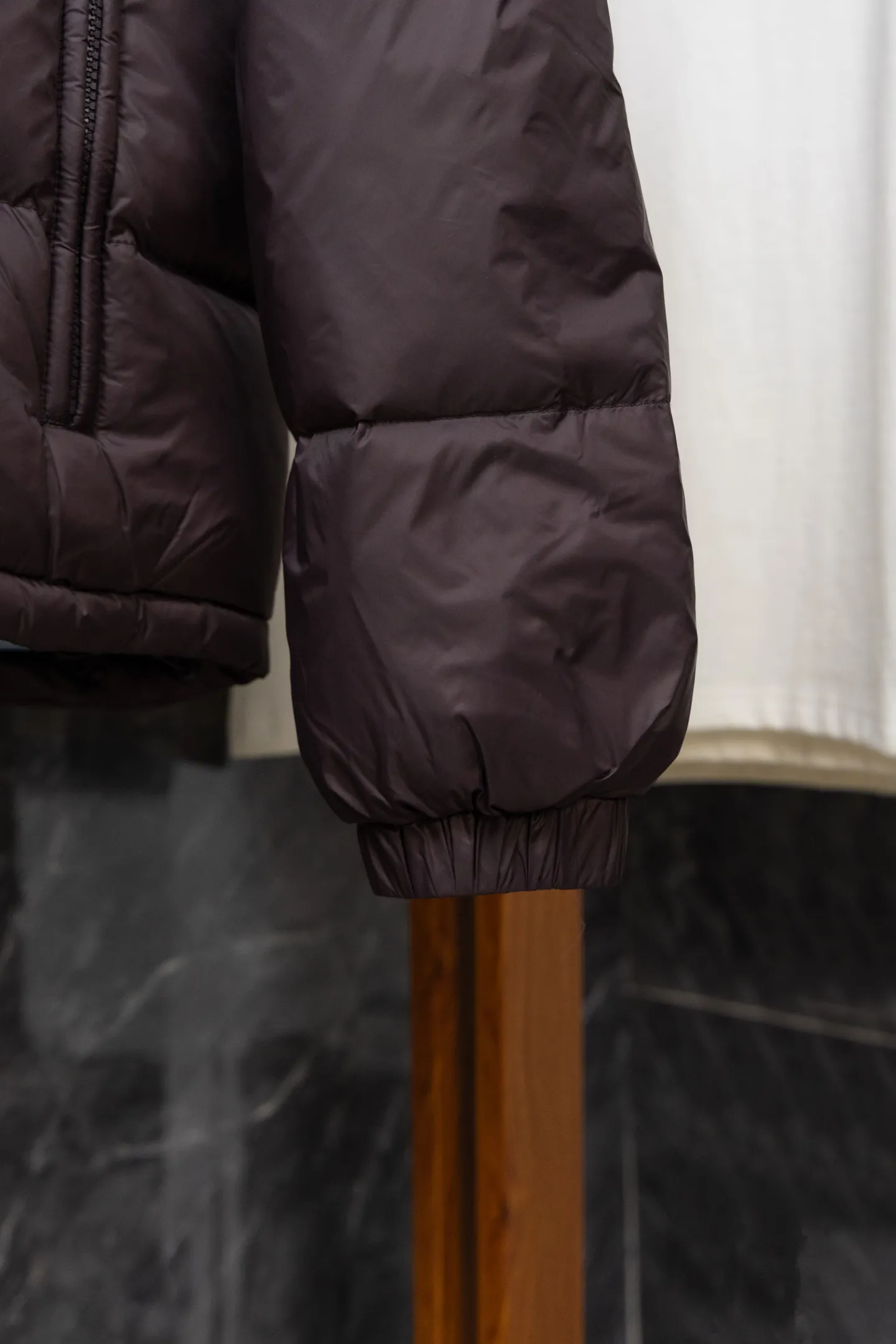 P840 Model No. J0191 MONCLER Cyclone two-in-one detachable top-quality down jacket. Made of 340 grams of down-filling goose down. The threads are clearly routed. Uses 10,000-needle embroidery. The original order is customized with 1:1 smooth and delicate lines. Better hand feel and texture. Not easy to deform, not easy to shrink, not easy to fade. Maintains long-lasting beauty. Color: dark brown blue. Size 1-5