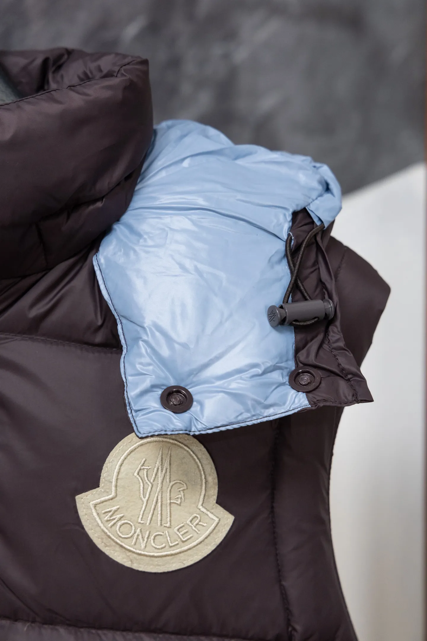 P840 Model No. J0191 MONCLER Cyclone two-in-one detachable top-quality down jacket. Made of 340 grams of down-filling goose down. The threads are clearly routed. Uses 10,000-needle embroidery. The original order is customized with 1:1 smooth and delicate lines. Better hand feel and texture. Not easy to deform, not easy to shrink, not easy to fade. Maintains long-lasting beauty. Color: dark brown blue. Size 1-5