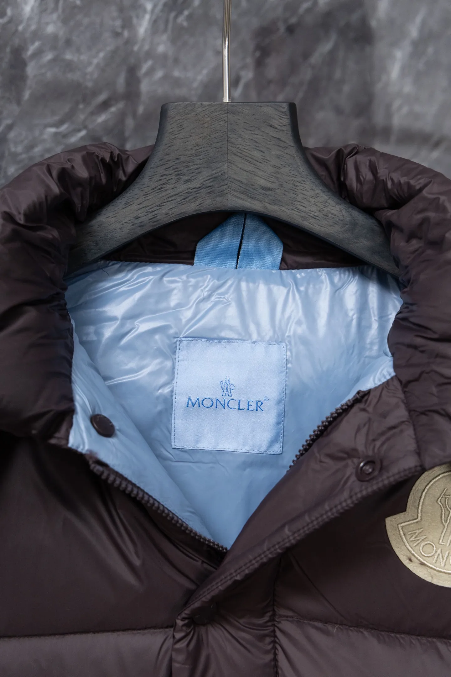 P840 Model No. J0191 MONCLER Cyclone two-in-one detachable top-quality down jacket. Made of 340 grams of down-filling goose down. The threads are clearly routed. Uses 10,000-needle embroidery. The original order is customized with 1:1 smooth and delicate lines. Better hand feel and texture. Not easy to deform, not easy to shrink, not easy to fade. Maintains long-lasting beauty. Color: dark brown blue. Size 1-5