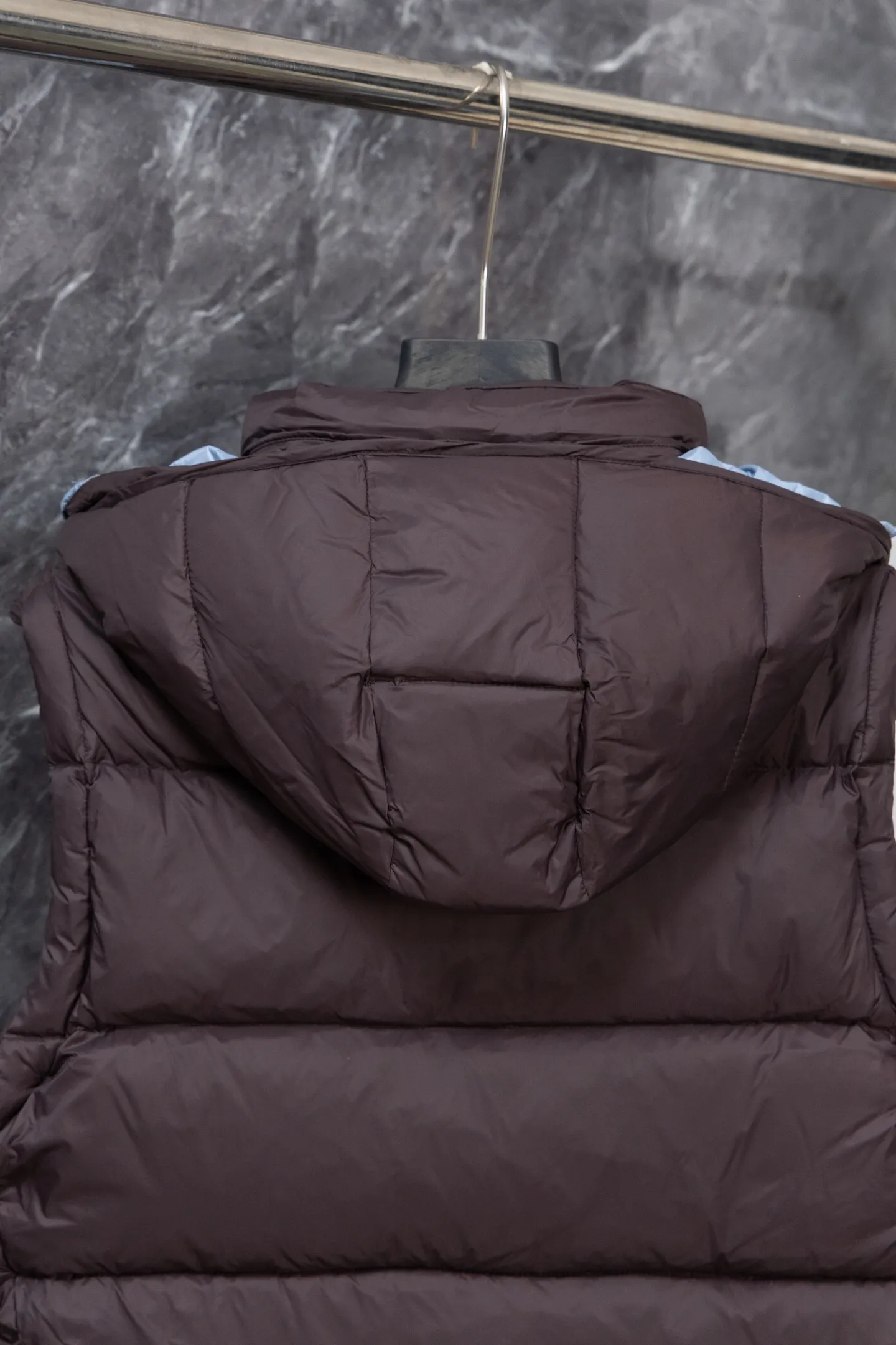 P840 Model No. J0191 MONCLER Cyclone two-in-one detachable top-quality down jacket. Made of 340 grams of down-filling goose down. The threads are clearly routed. Uses 10,000-needle embroidery. The original order is customized with 1:1 smooth and delicate lines. Better hand feel and texture. Not easy to deform, not easy to shrink, not easy to fade. Maintains long-lasting beauty. Color: dark brown blue. Size 1-5
