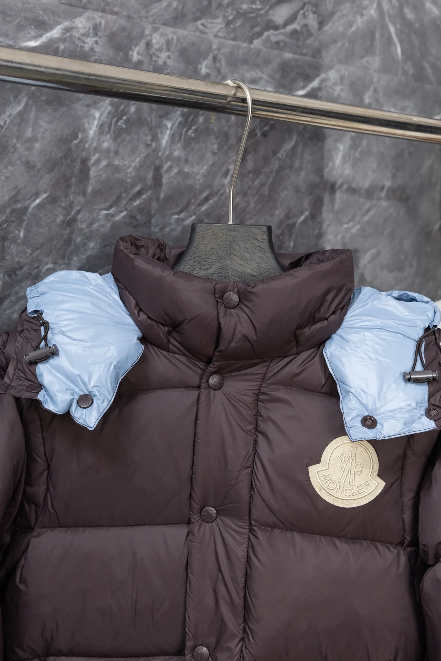 P840 Model No. J0191 MONCLER Cyclone two-in-one detachable top-quality down jacket. Made of 340 grams of down-filling goose down. The threads are clearly routed. Uses 10,000-needle embroidery. The original order is customized with 1:1 smooth and delicate lines. Better hand feel and texture. Not easy to deform, not easy to shrink, not easy to fade. Maintains long-lasting beauty. Color: dark brown blue. Size 1-5