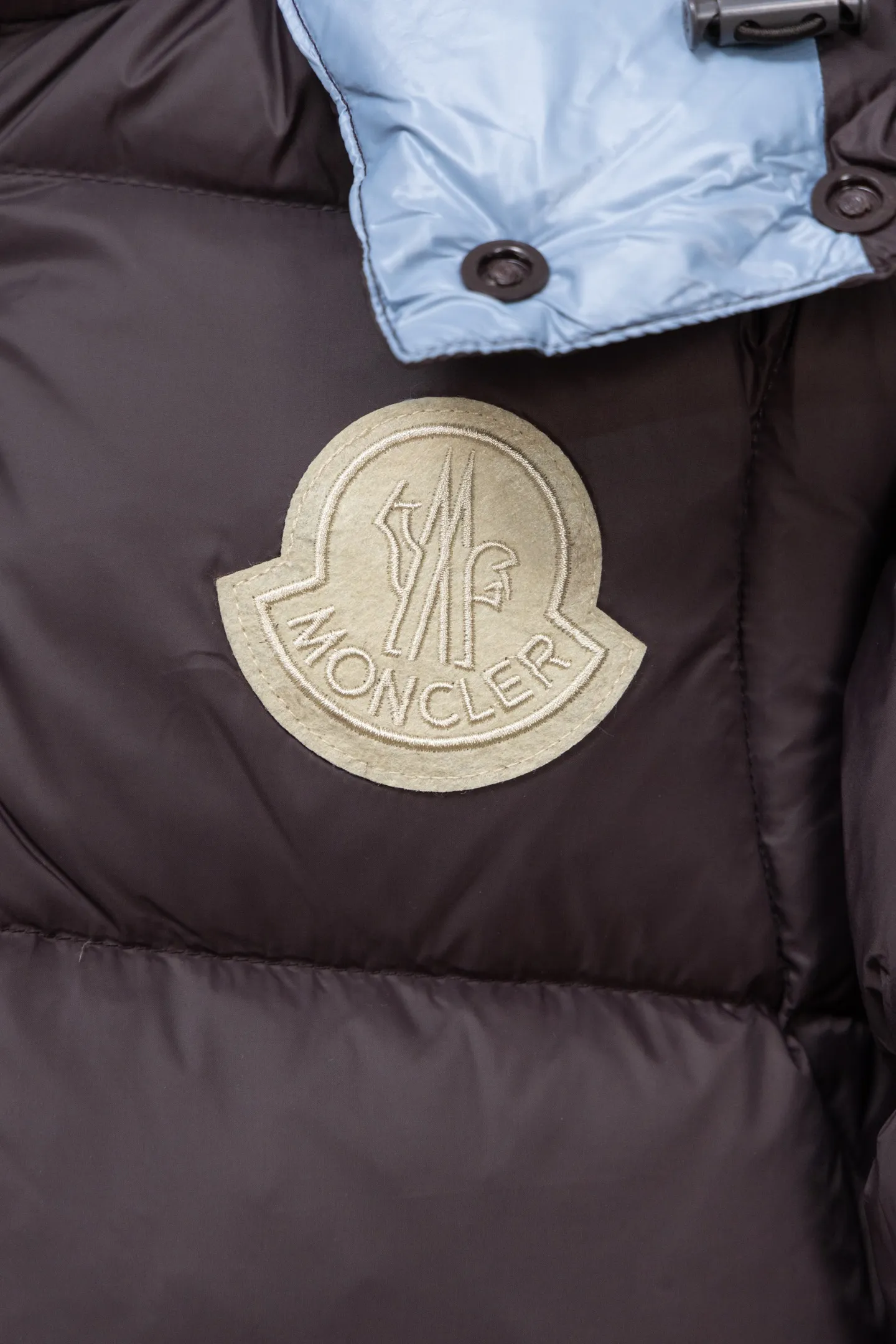 P840 Model No. J0191 MONCLER Cyclone two-in-one detachable top-quality down jacket. Made of 340 grams of down-filling goose down. The threads are clearly routed. Uses 10,000-needle embroidery. The original order is customized with 1:1 smooth and delicate lines. Better hand feel and texture. Not easy to deform, not easy to shrink, not easy to fade. Maintains long-lasting beauty. Color: dark brown blue. Size 1-5