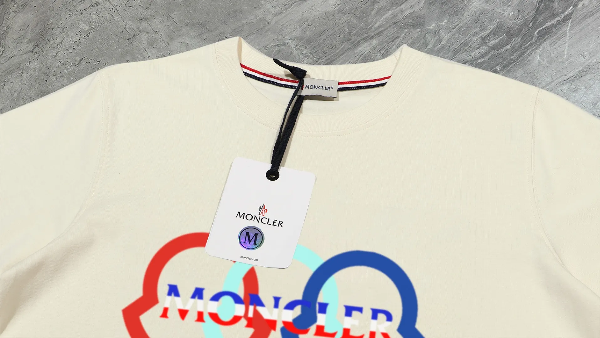 P210 High-version sweatshirt) [Long-term stock] 〖𝐌𝐎𝐍𝐂𝐋𝐄𝐑~Mask〗 Made of 440g heavy-weight fabric. It is different from the market currency. It can be matched with any variety and is properly handsome. 😎The whole dress is made of double waistcoats. The double waistcoats make the whole dress more three-dimensional. Not ordinary factories can do such fine work. 2025 Spring runway version of the T stage, on sale at the counter, round neck terry sweatshirt, high-end double-strand pure cotton, custom-made stretch ribs, dyed in the same vat, complete with three standards, matched with exquisite embroidered LOGO on the chest, simple and advanced, same style for men and women. Color: black, apricot, white, size: S M L XL 2XL