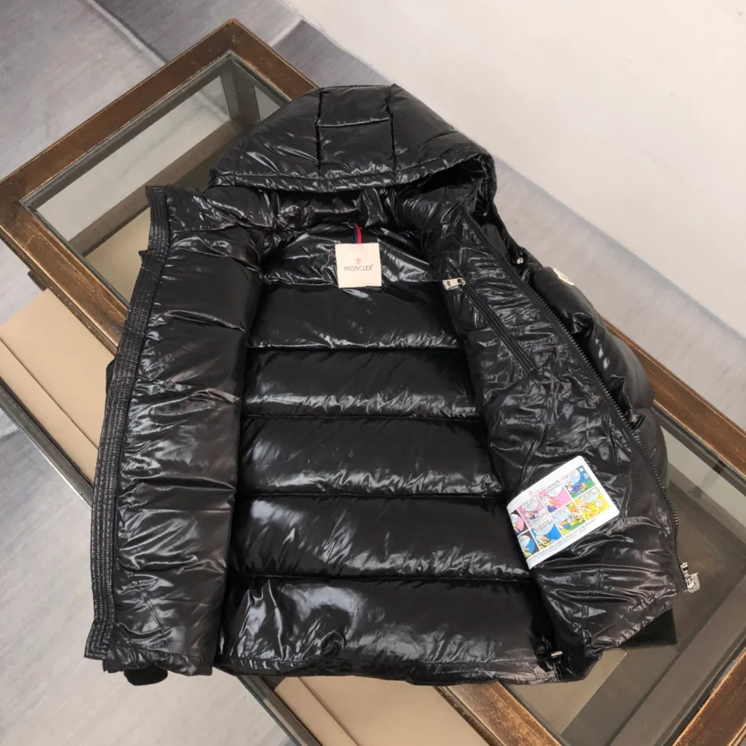 P920 24Fw new autumn and winter style! -Mon*ler/梦口's new Gla down jacket is on sale at the counter. The classic tailoring design will never go out of style. It is a must-have "bread jacket" style for autumn and winter. The belief in sticking to the cold winter comes from the confidence it gives you. It not only meets the needs of the extreme natural environment but also meets the living standards of the metropolis! The high-performance style comes from the essence of Glacier, ❄️Purchase level Moncler Lunetiere's new style of contrasting hooded down jacket is available for both men and women. It is a thickened goose down jacket and is the most valued style. Another evergreen model, a big hit. 90% goose down filling ensures the fluffiness and warmth of the down jacket. Custom zipper webbing, molded custom zipper. The contrasting color lining makes the whole outfit refreshing, and Yuhuang deserves it. A must-have style, highly recommended. Color: Black Red Size: 1-2-3-4-5 (M～3xl)