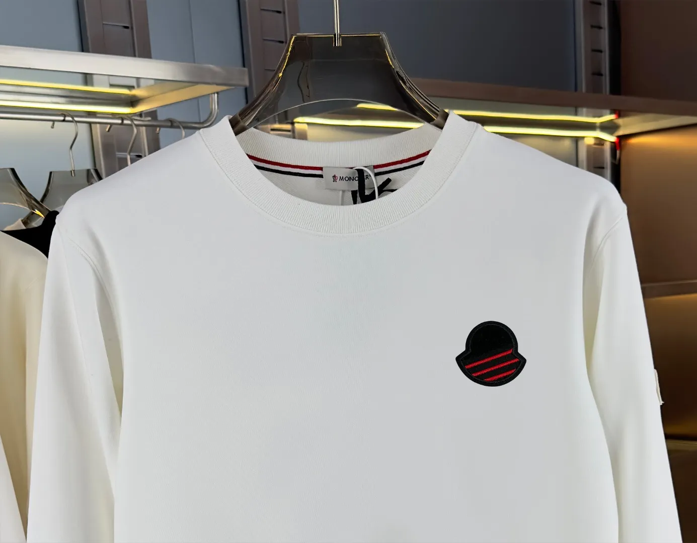 P210 high version sweatshirt) 📦With exclusive picture packaging📦 [Long-term ready stock] Upgraded version "Mobile phone smart sensor ~ NFC chip armband ~ Direct access to the official website anti-counterfeiting" 〖 𝐌𝐎𝐍𝐂𝐋𝐄𝐑 ~ Mouth covering〗 2025 new high quality, using 450g heavyweight fabric Different from the market currency, you can mix and match everything at will and you will be handsome😎The whole clothes is made of double waistcoats. The double waistcoats make the whole dress more three-dimensional. It is not an ordinary factory that can do such fine work. 2025 autumn and winter new style, on sale at the counter, exquisite printed round neck terry sweatshirt. High-end double-ply cotton. Customized stretch ribs are dyed in the same vat. Three standards are complete. It is matched with digital printing patterns and is very breathable. Same style for men and women. Color: black, white, apricot. Size: S M L XL 2XL